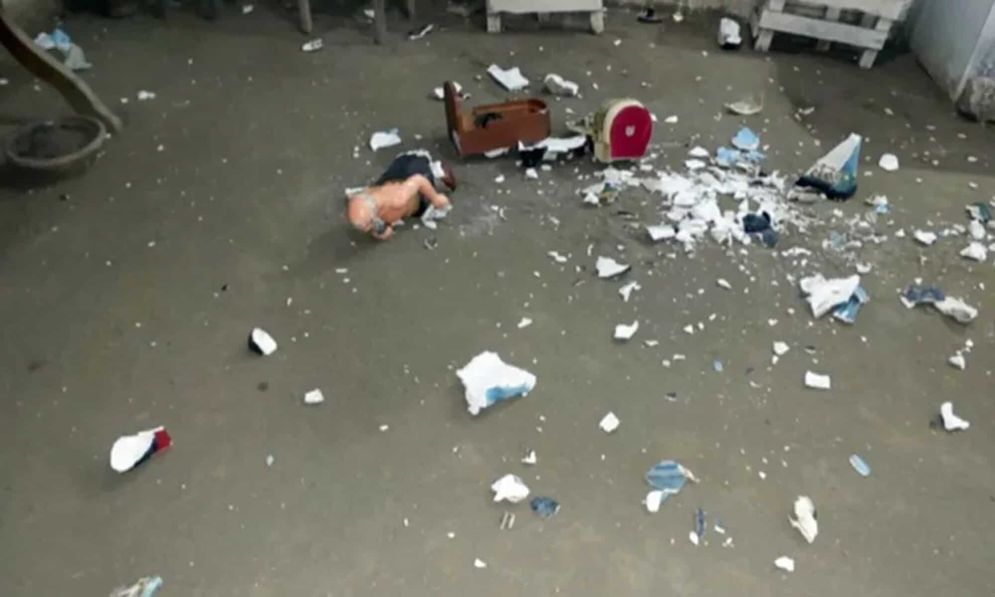 Imagens vandalizadas de terreiro em Realengo — Foto: Reprodução/TV Globo