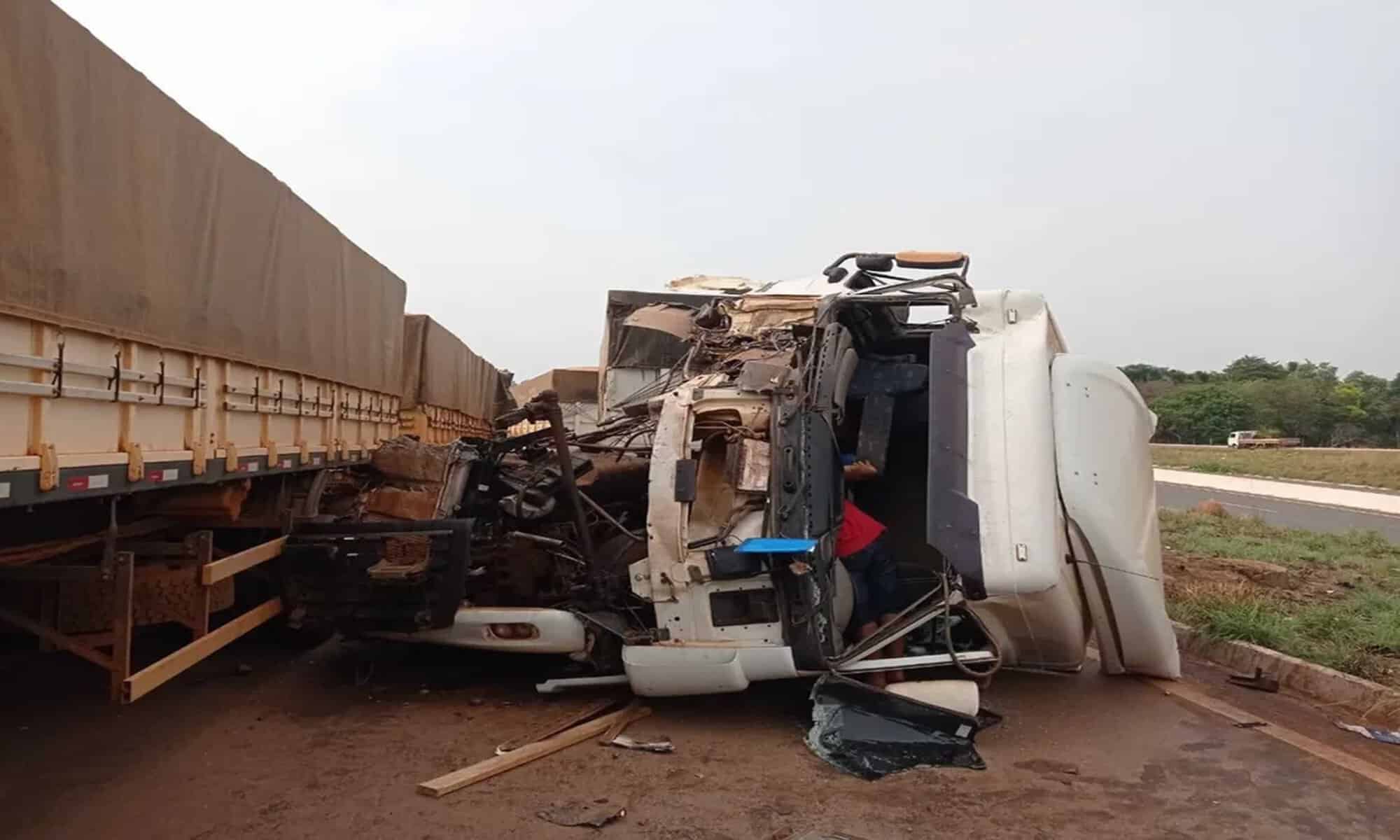 Caminhão bateu em carreta parada na BR-153 — Foto: PRF/Divulgação