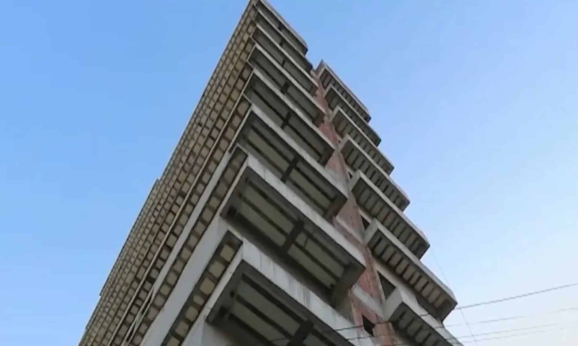 24 Operário morre após elevador de carga despencar do oitavo andar no oeste da Bahia — Foto: TV Sudoeste