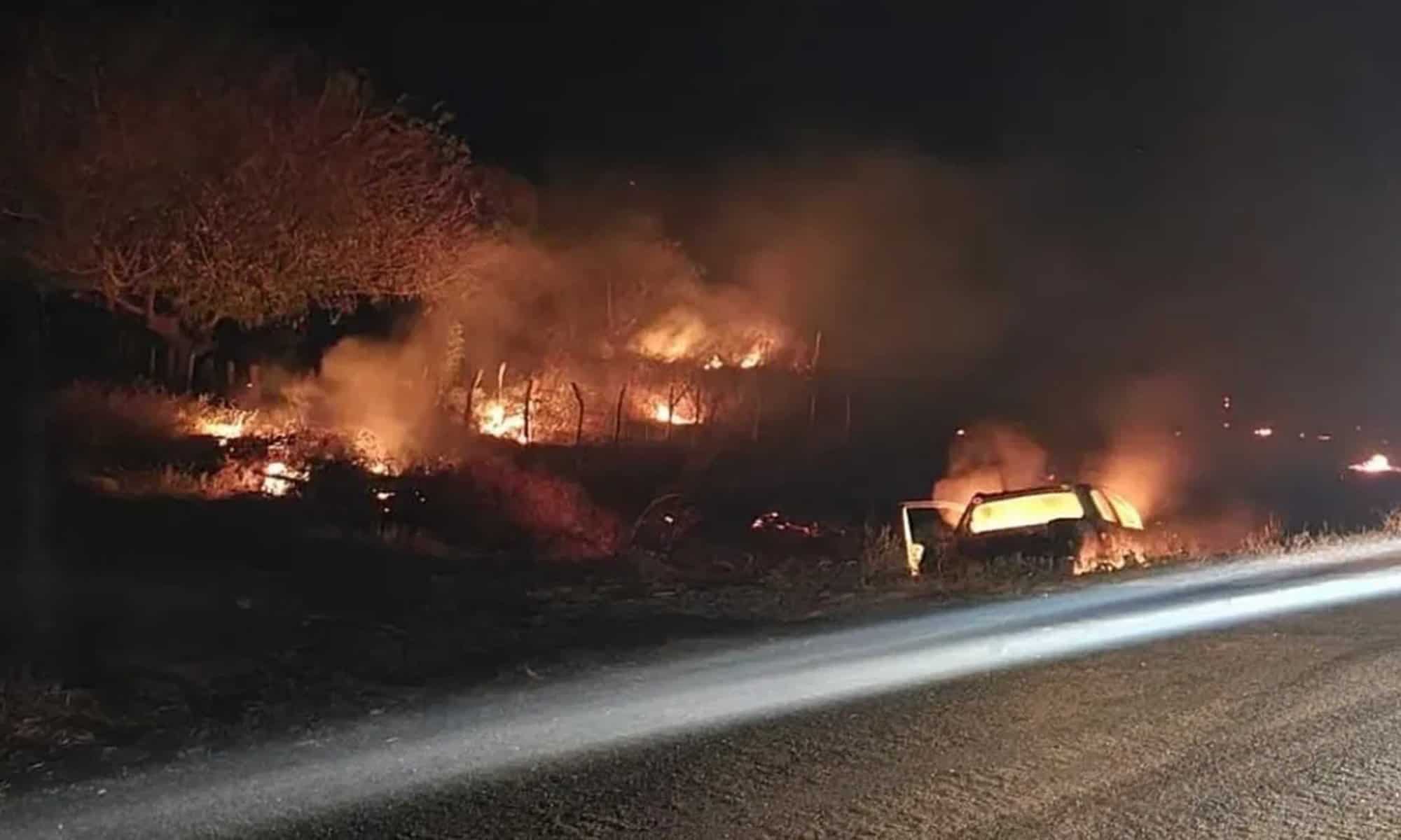 Veículo caiu em uma vala às margens da rodovia e pegou fogo — Foto: Arquivo pessoal