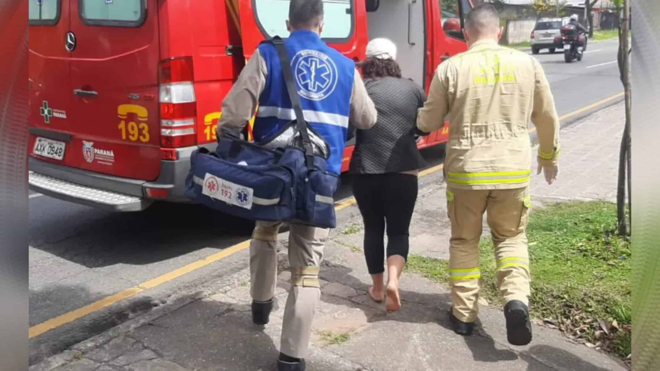 A mulher foi levada ao Hospital Cajuru, em Curitiba.
Foto: Marcelo Borges/Banda B.