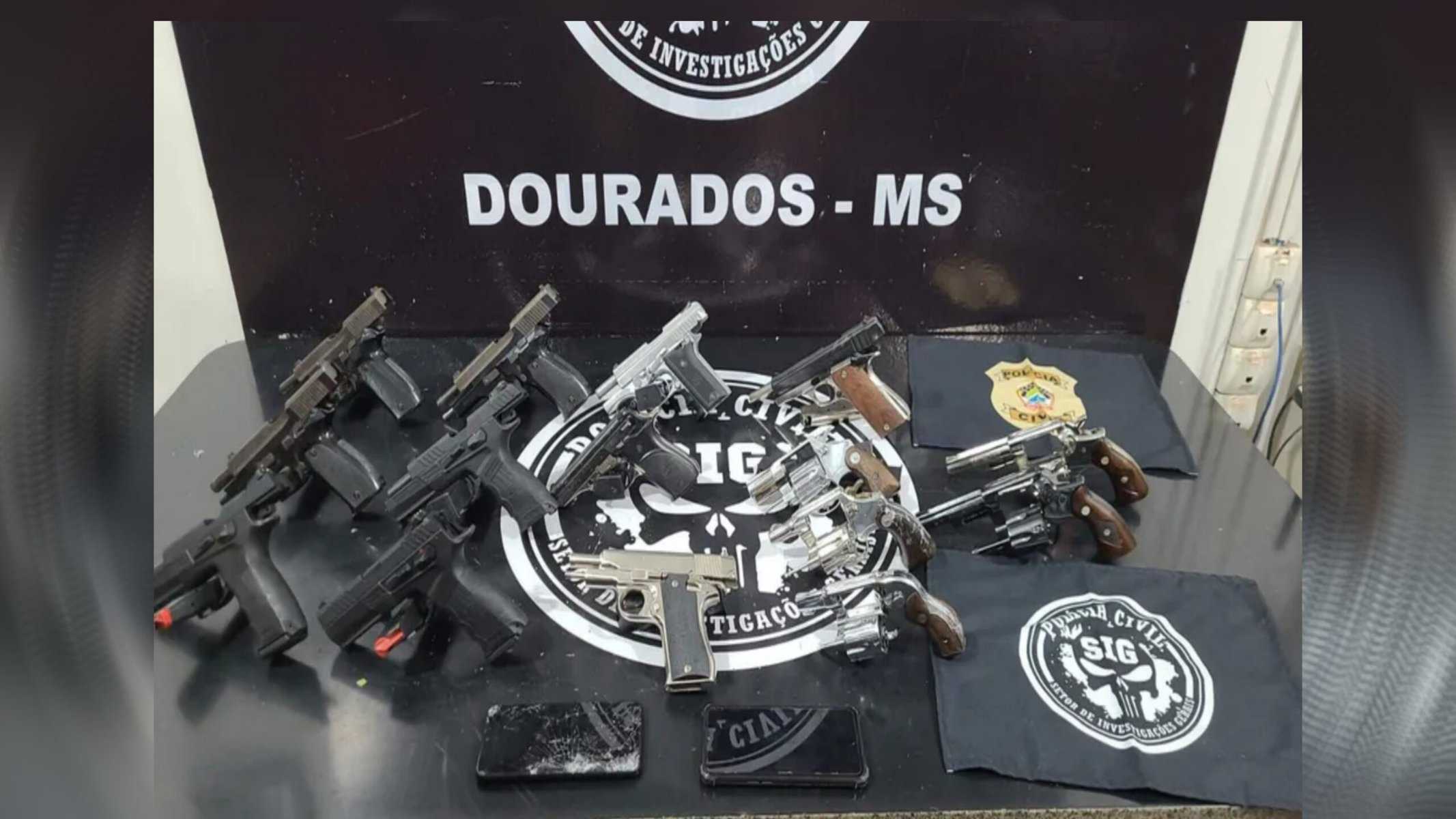 Armas foram apreendidas e encaminhadas para a delegacia. — Foto: Reprodução