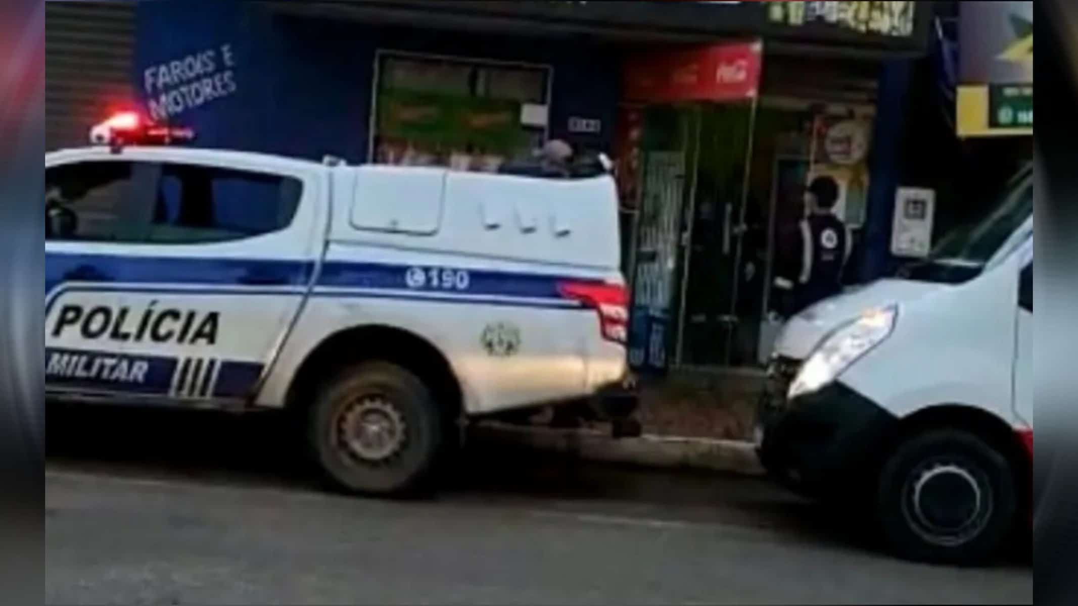 Picsart_22-10-07_16-23-07-772 No AC, polícia é chamada para suposta morte por descarga elétrica e flagra suspeito de furto dormindo em telhado — Foto: Reprodução