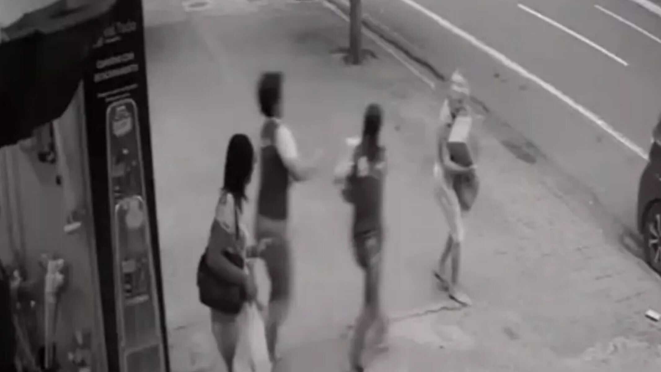 Duas mulheres e um homem aparecem e a ajudam (reprodução)