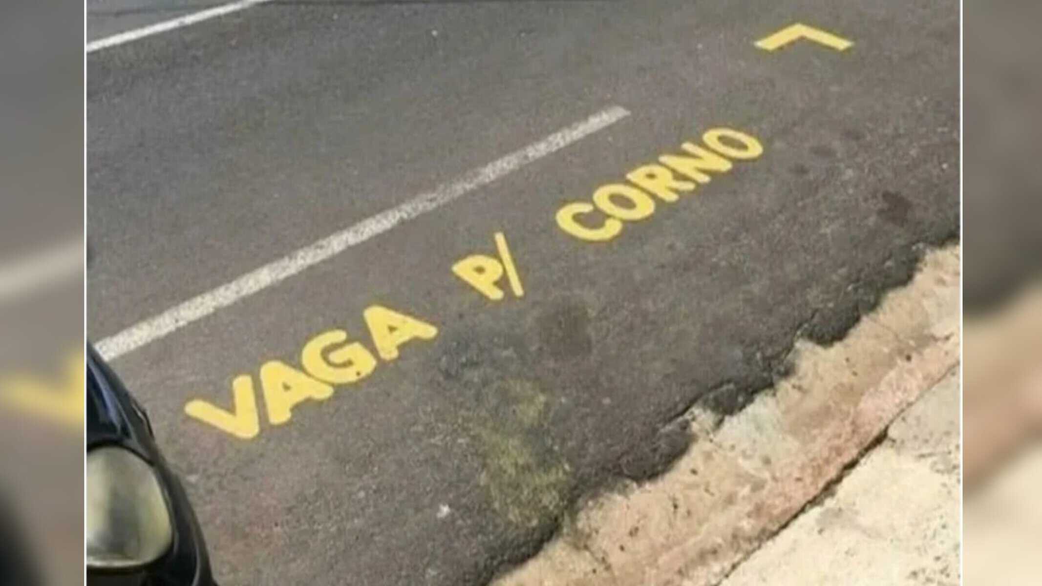 No asfalto em frente à residência ele pintou a frase ‘vaga para corno’, cena que repercutiu nas redes sociais (Reprodução/Redes sociais)