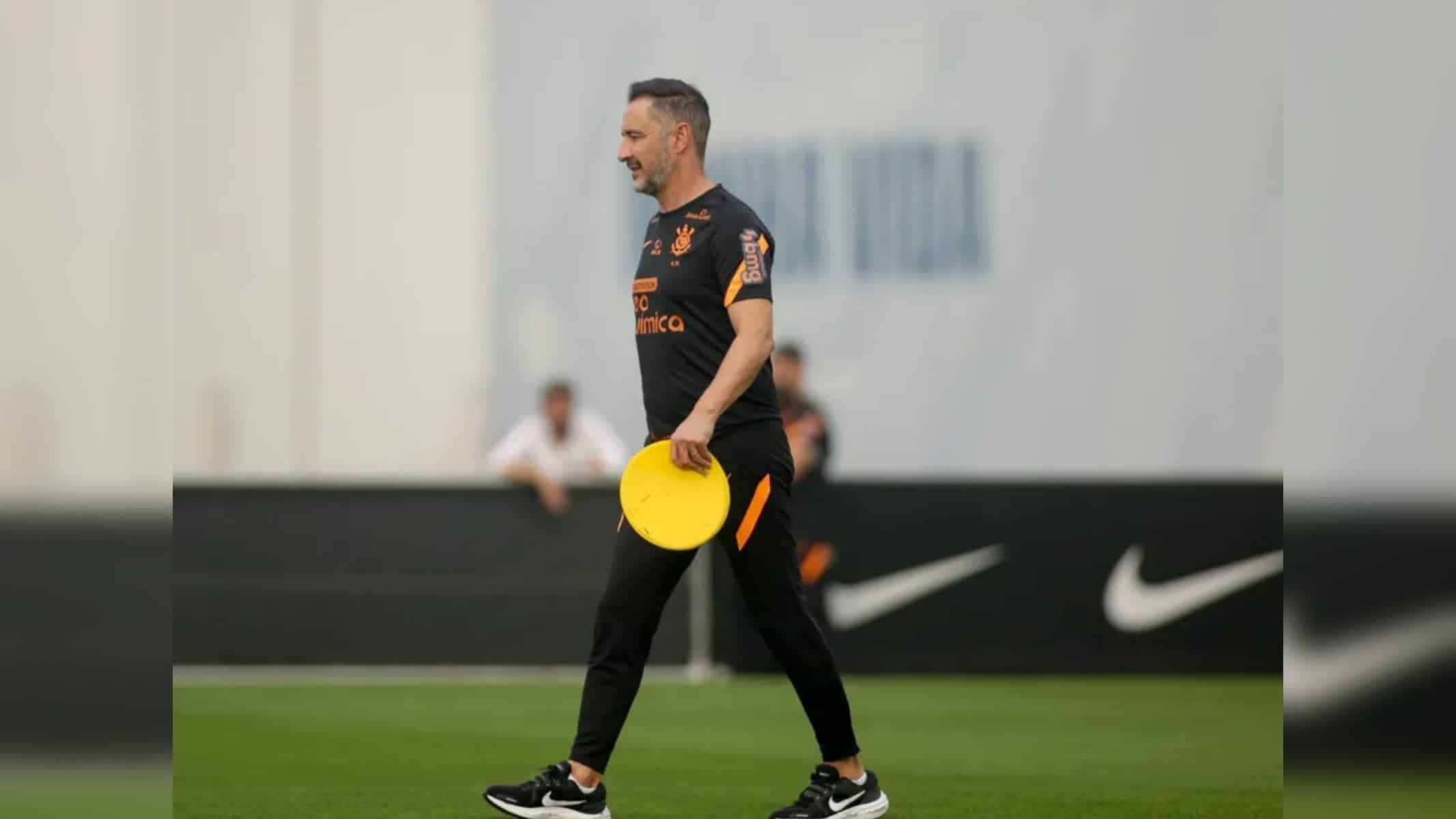 Vítor Pereira em treino do Corinthians — Foto: Rodrigo Coca / Ag. Corinthians