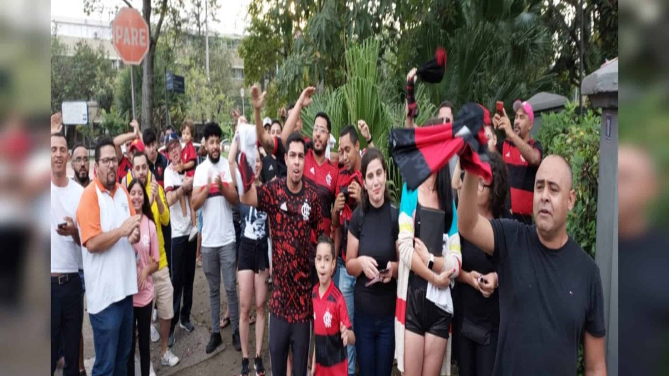 Torcedores na porta do hotel do Flamengo em Guarulhos — Foto: Fred Gomes / Ge