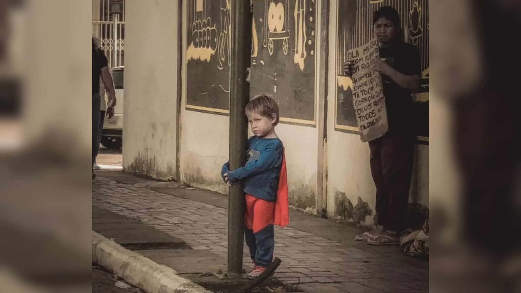 criança estava com a mãe pedindo ajuda em um semáforo que fica entre a Rua Pernambuco com a Avenida Nações Unidas — Foto: Diego Gurgel/Arquivo pessoal