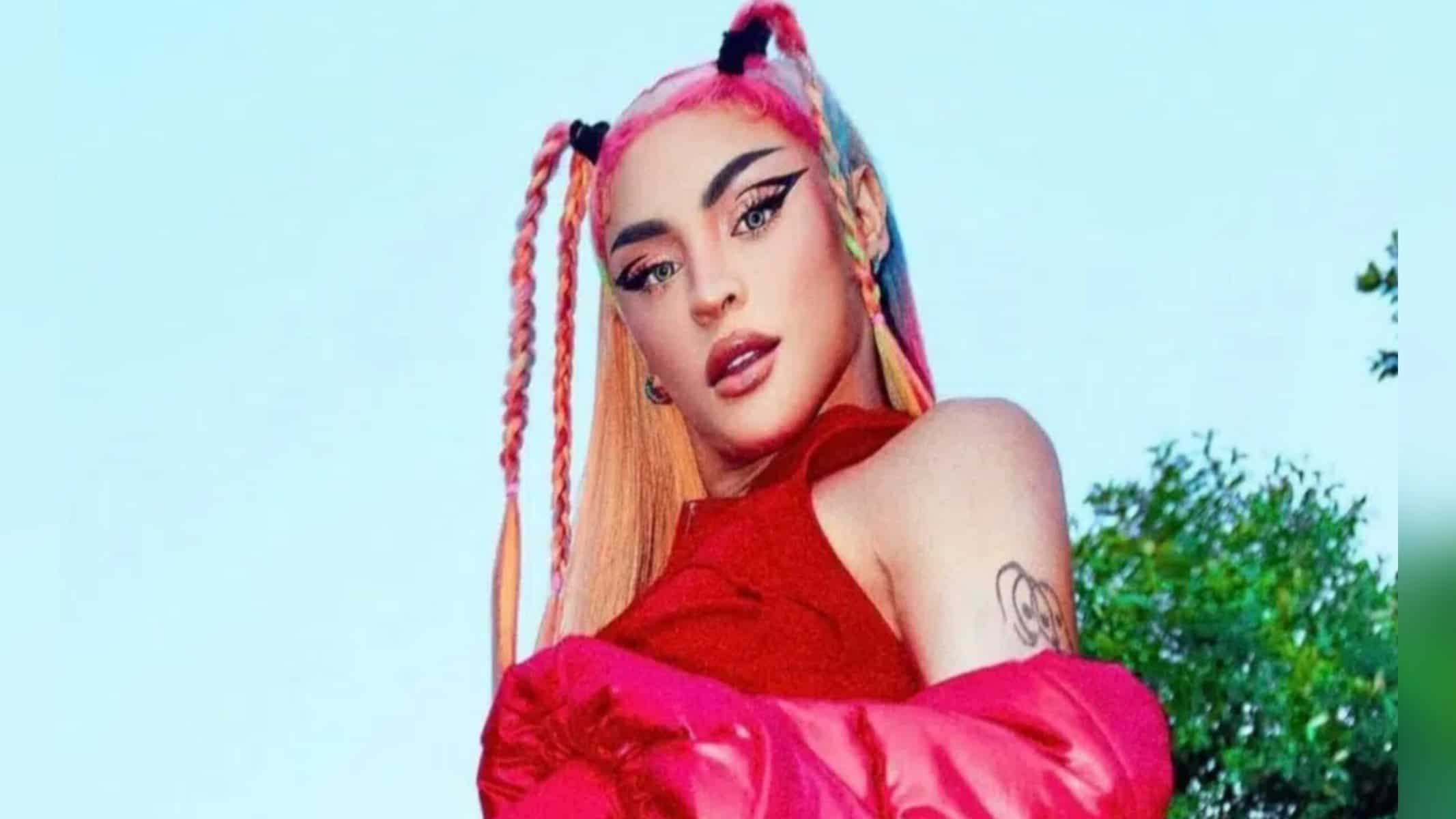Depois do tombo, Pabllo Vittar se levanta rapidamente e dá seguimento ao show. - Divulgação