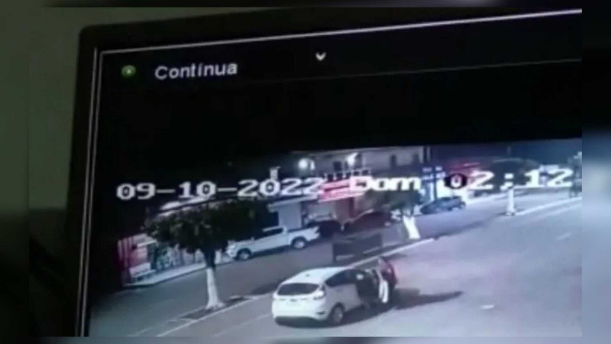 Câmeras de segurança flagraram parte das agressões sofridas pela mulher no interior do Acre — Foto: Reprodução