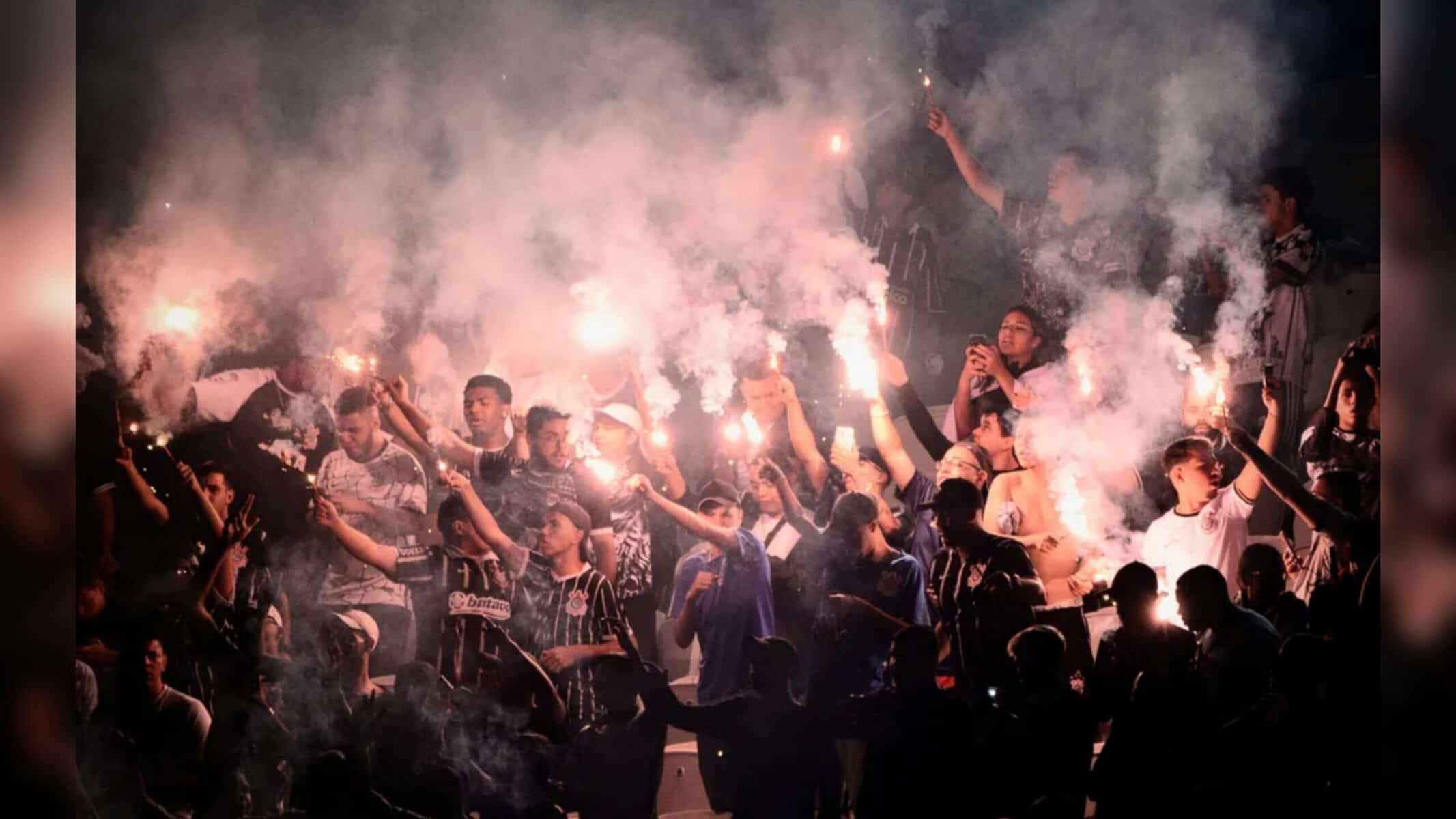 Torcida do Corinthians em treino aberto em julho deste ano — Foto: Marcos Ribolli