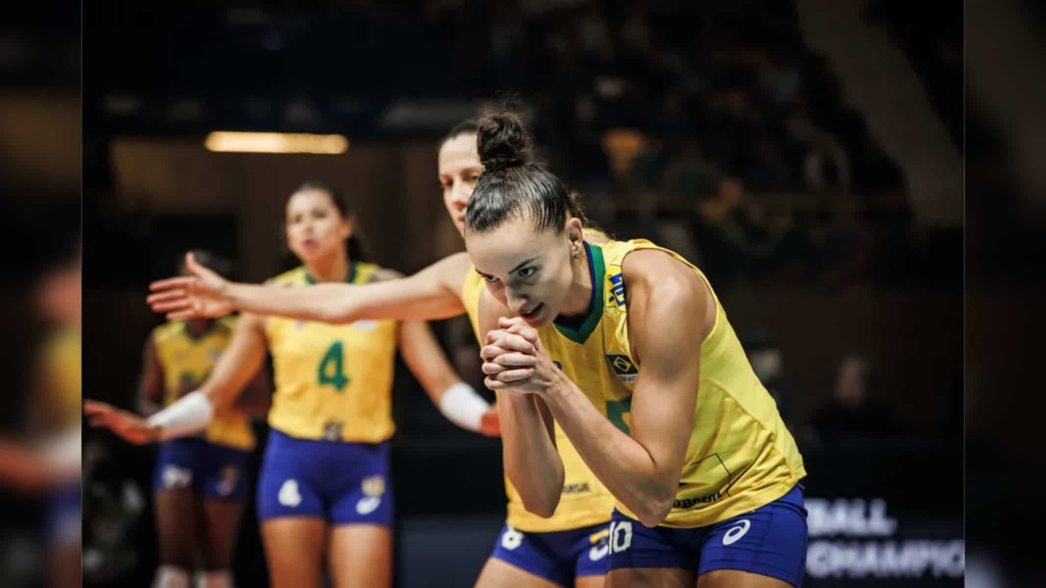 Gabi festeja durante vitória contra Itália — Foto: Divulgação/FIVB