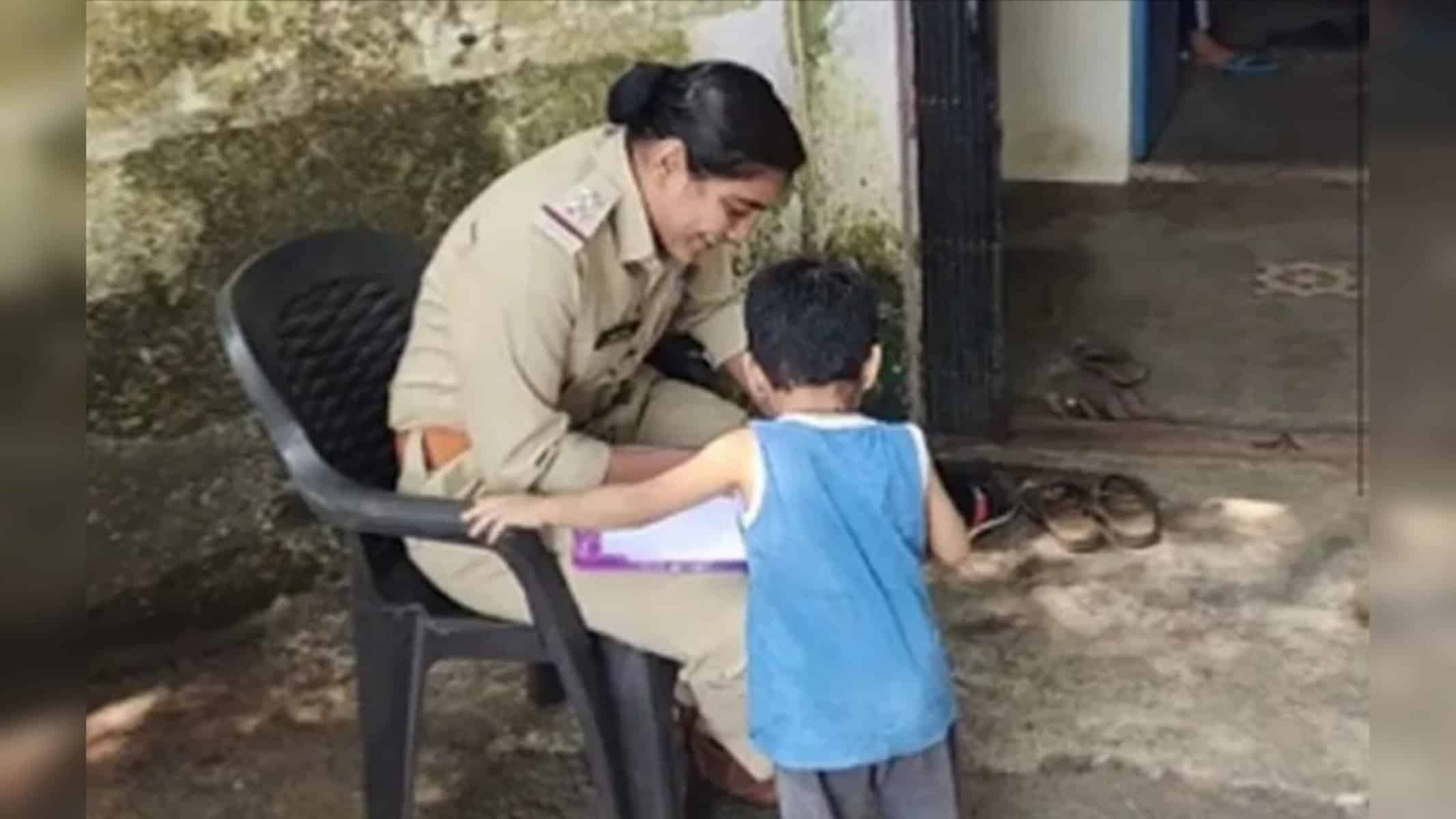 No vídeo que viralizou nas redes sociais, o menino aparece pedindo a ajuda de uma policial pra denunciar a mãe por ter roubado seus chocolates (Foto: Reprodução/Twitter)