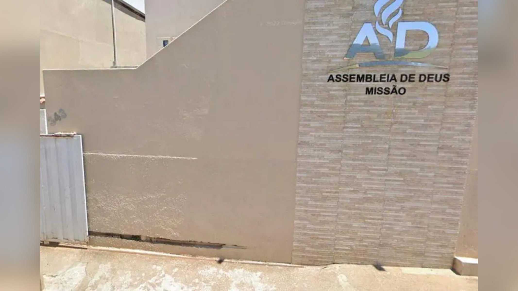 Criança brincava no pátio da igreja quando houve acidente. — Foto: Reprodução Google Street View