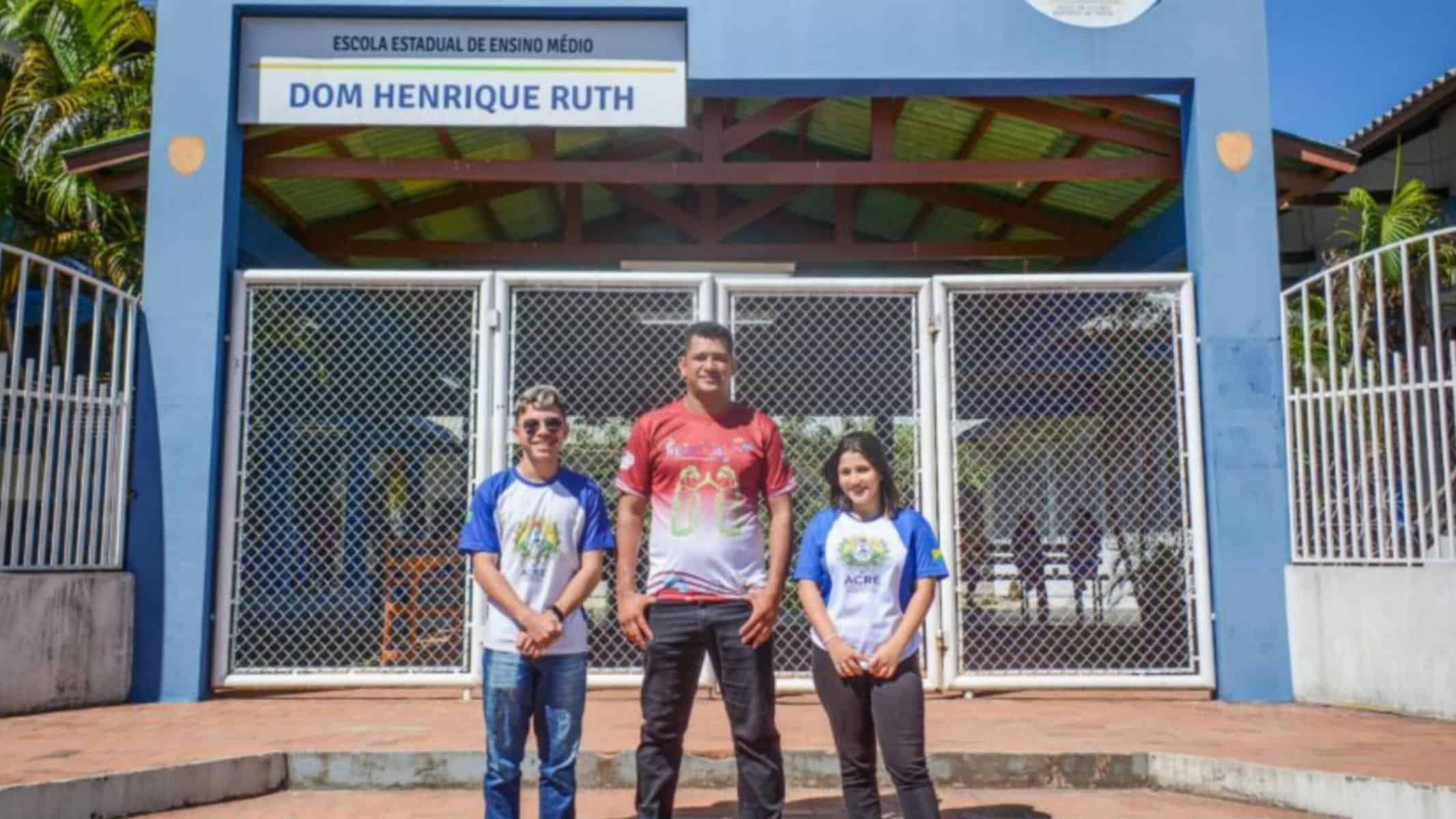 Professor de Física Adones Lima e alunos que irão representar o Acre em Evento Internacional de Ciência e Tecnologia. Foto: Marcos Santos/Secom