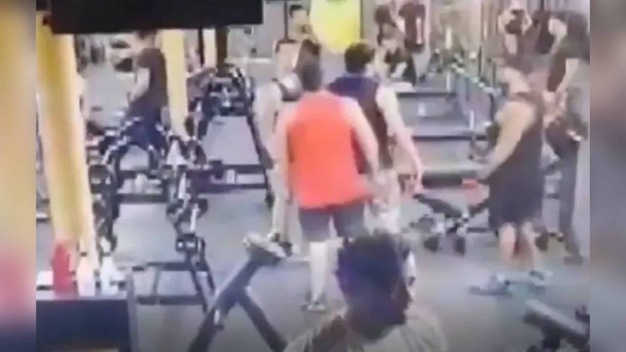 Picsart_22-10-28_15-23-32-061 Homem é agredido em academia em Salvador por não revezar aparelho — Foto: Reprodução/Twitter