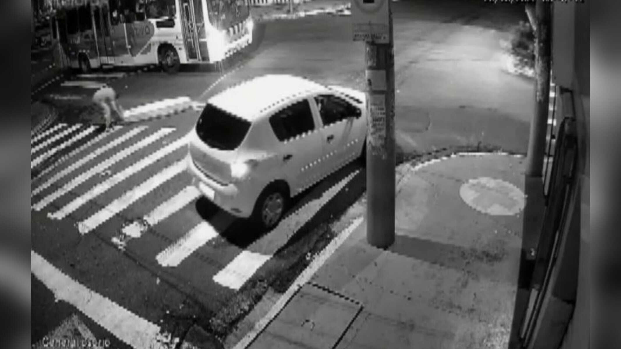 Picsart_22-10-28_18-26-10-127 Taxista retirou do meio da rua caixão que caiu de carro de funerária em Ribeirão Preto — Foto: Reprodução/Câmeras de segurança