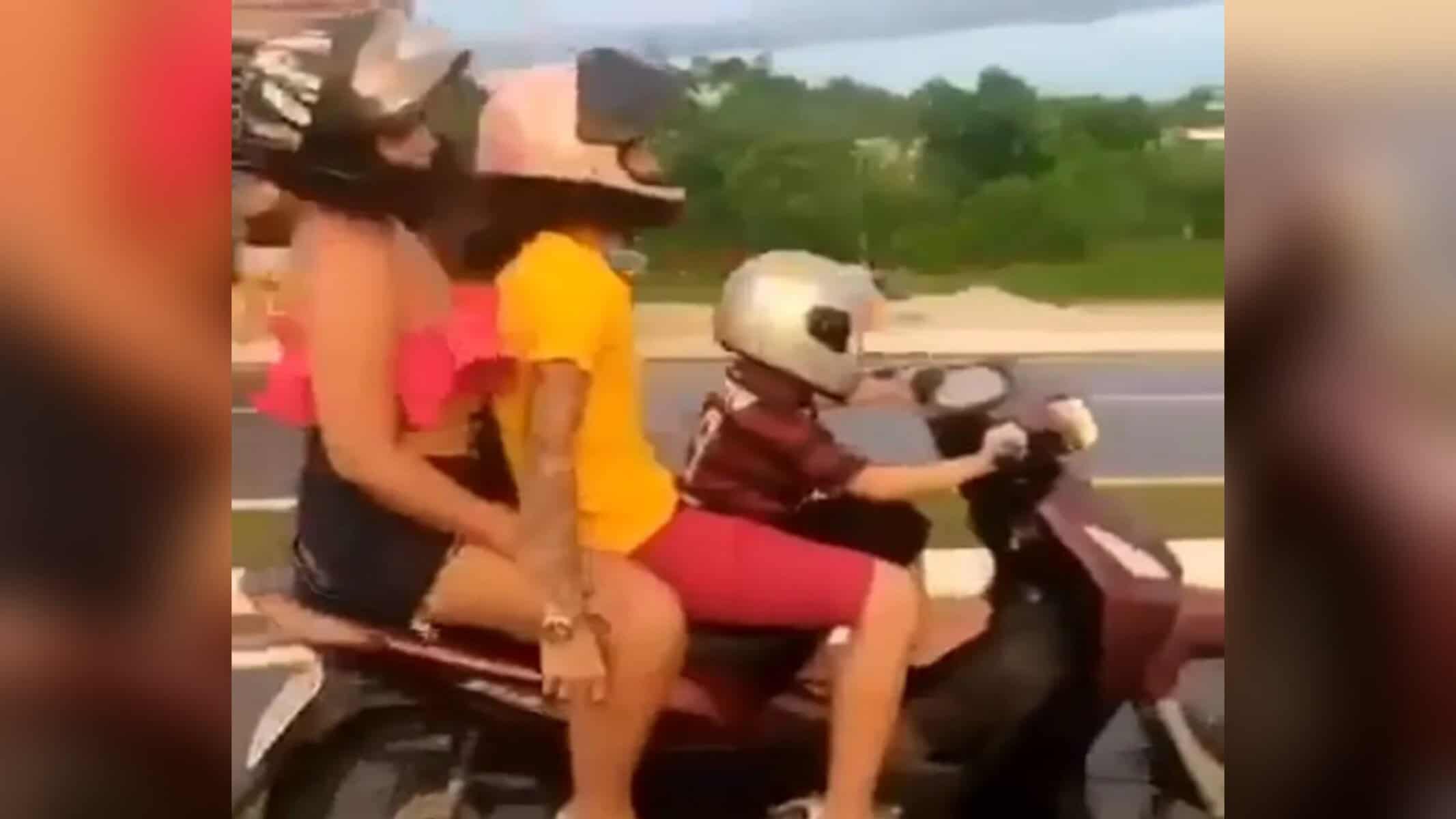 Criança é flagrada pilotando moto e levando casal na garupa em Cruzeiro do Sul — Foto: Reprodução
