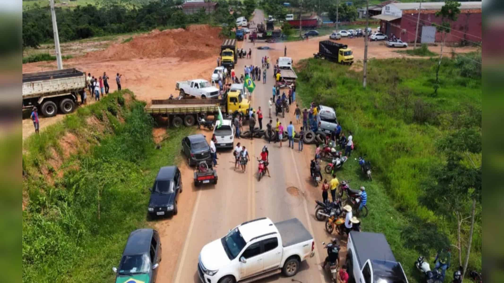 Rodovia no interior do AC é interditada em protesto contra resultado das urnas após derrota de Bolsonaro — Foto: Alexandre Lima/Arquivo pessoal