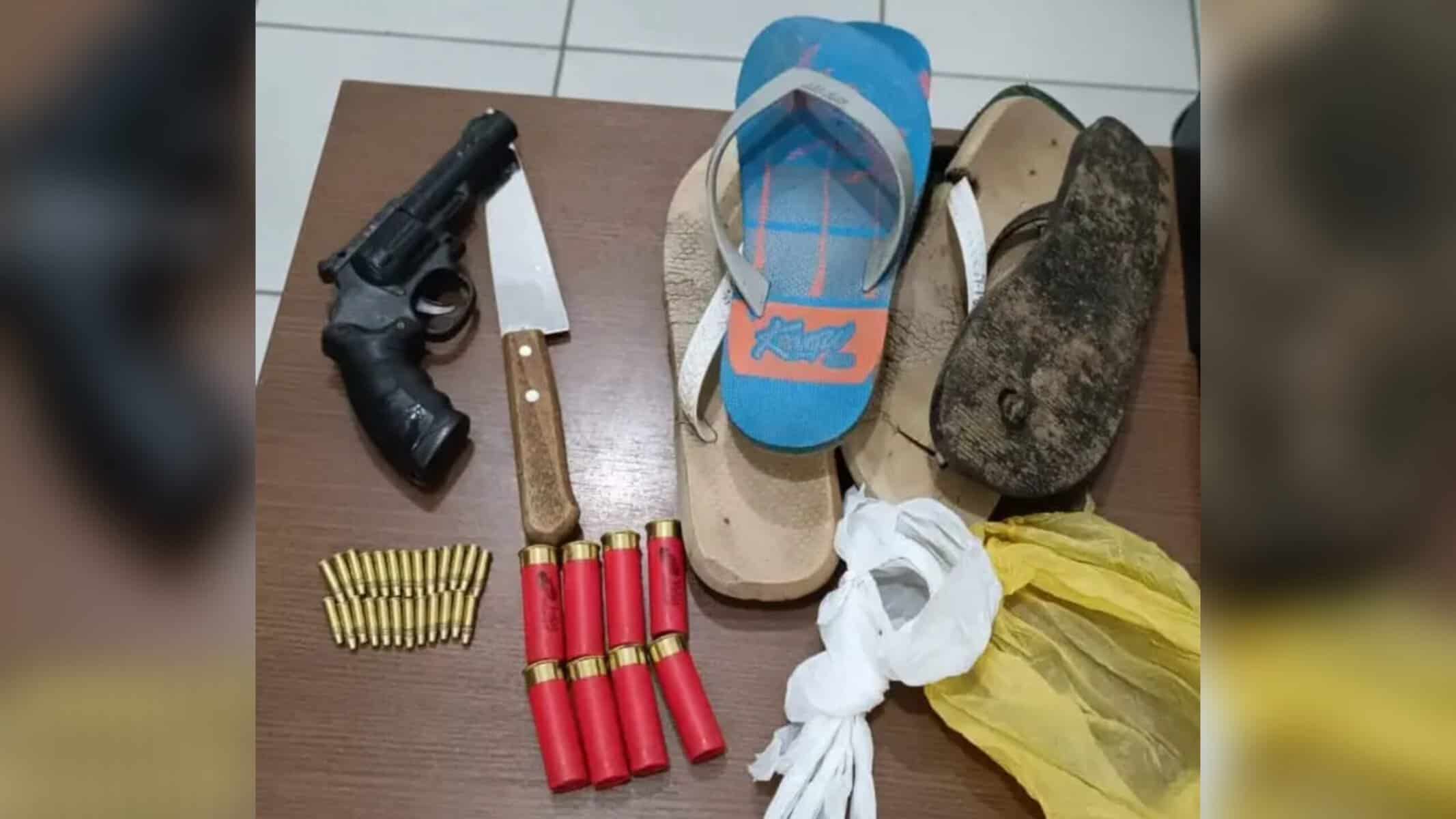 Policia encontraram a arma falsa e munições após balear o índio.