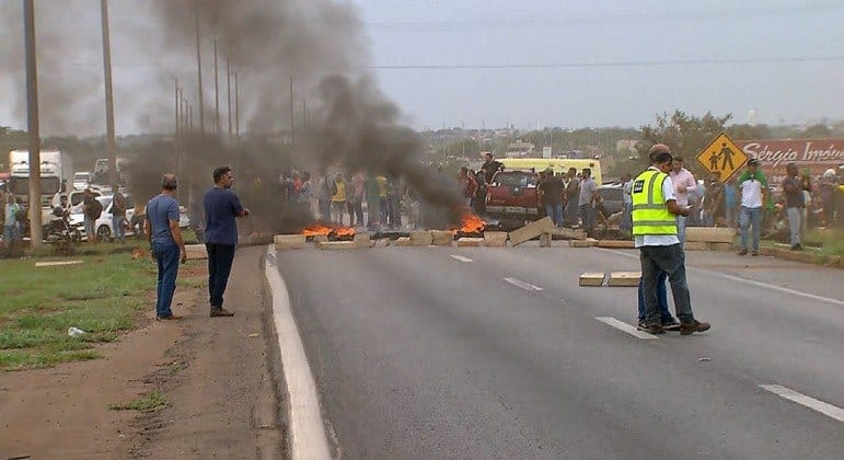 caminhoneiros-bloqueiam-rodovias-31102022090353930 caminhoneiros-bloqueiam-rodovias-31102022090353930
