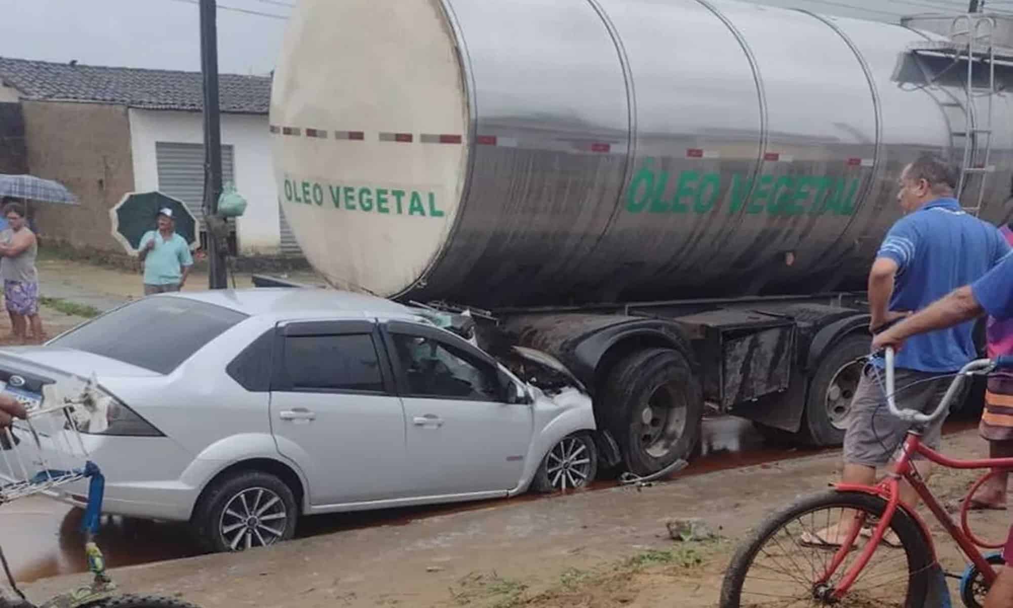 Carro bate na traseira de caminhão em Rio Largo — Foto: Arquivo Pessoal/Leonardo Silva