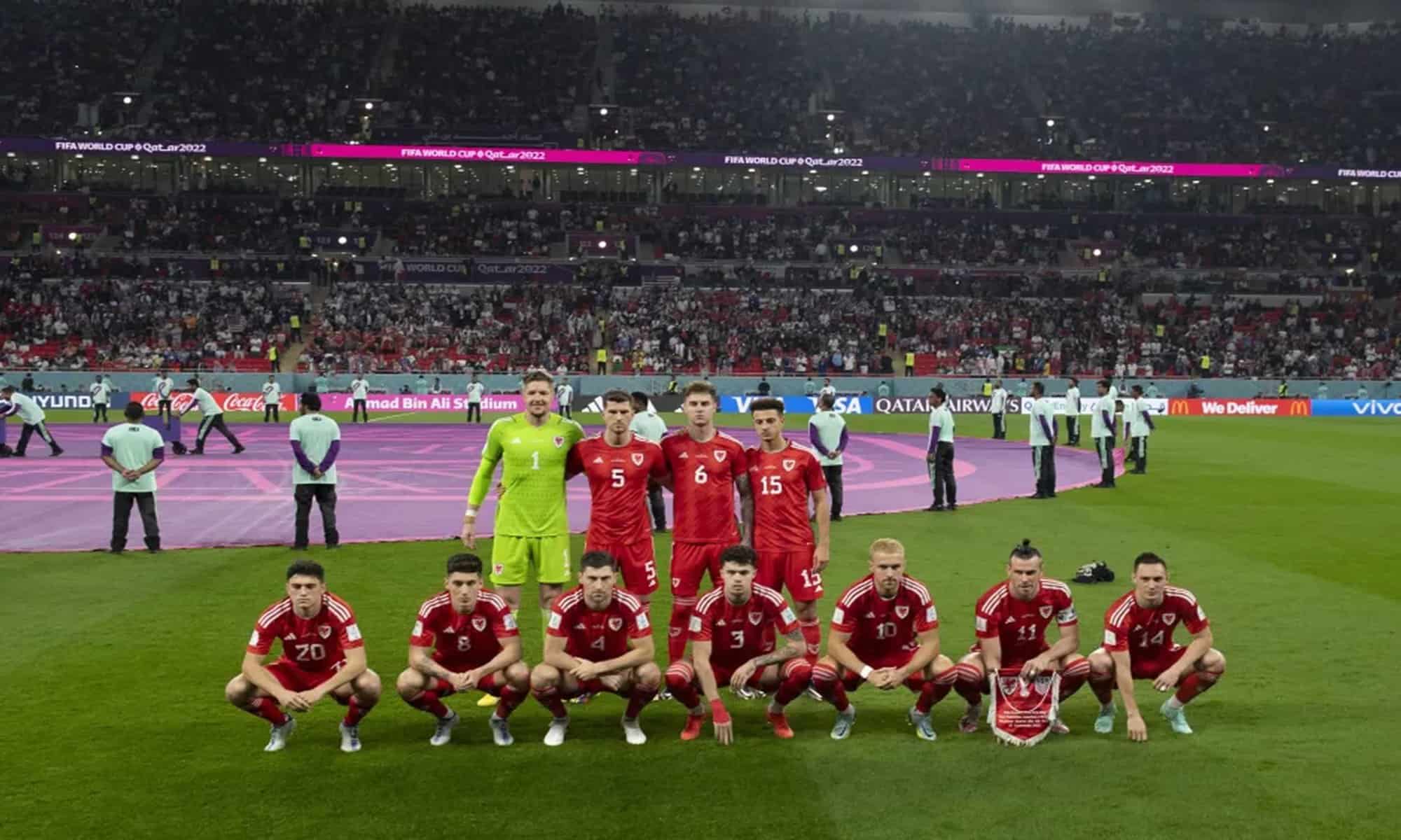 02 O time do País de Gales em foto diferente antes da estreia contra os Estados Unidos na Copa do Mundo (Foto: Sebastian Frej/MB Media/Getty Images)