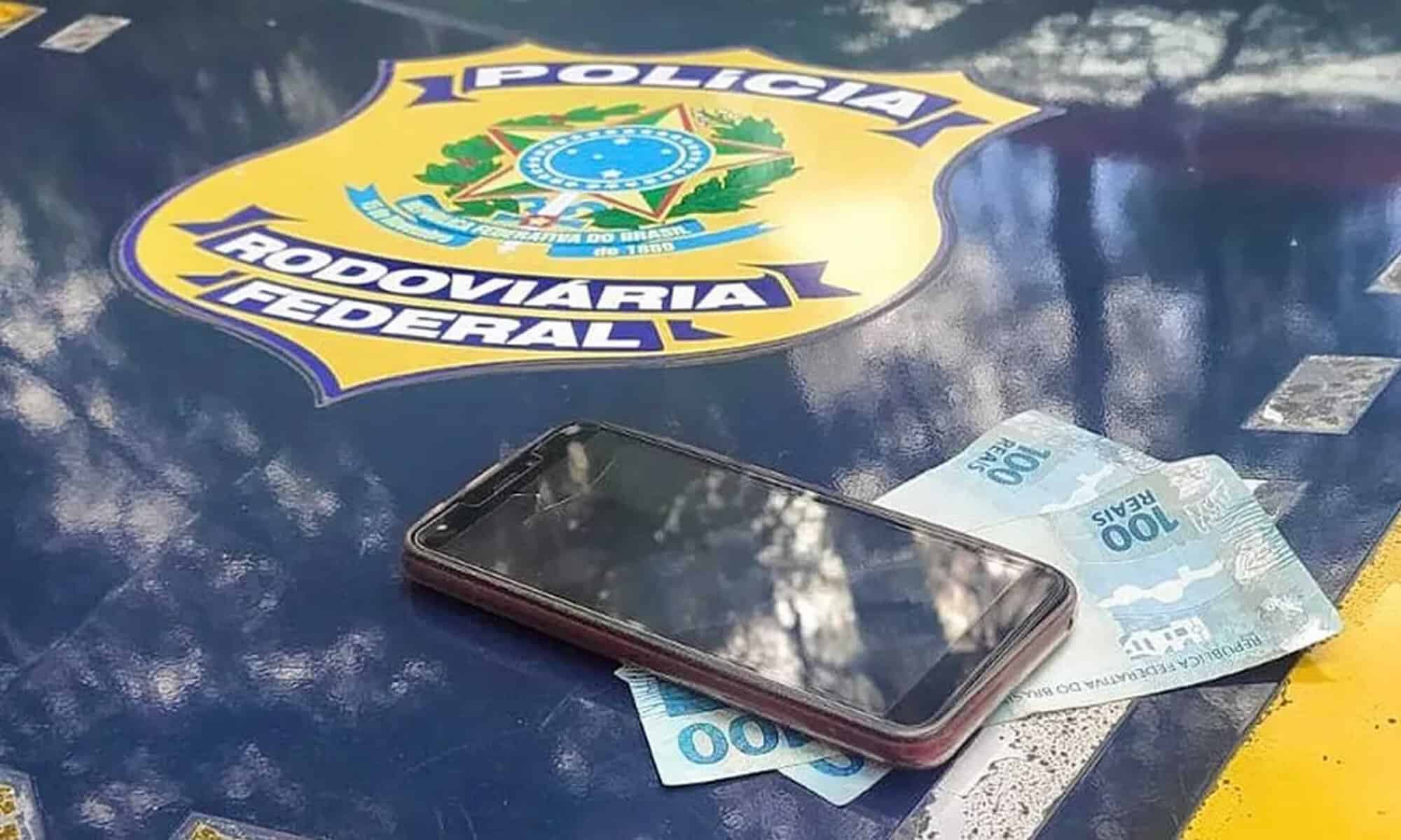 08 Dinheiro utilizado para tentar subornar agentes da PRF em Arroio dos Ratos — Foto: Divulgação/PRF