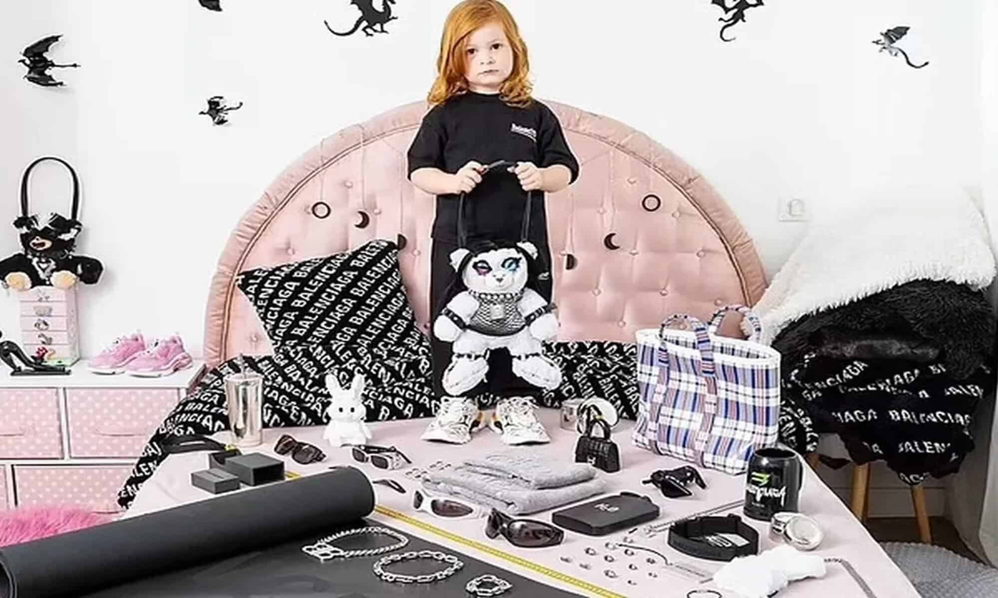 As crianças aparecem com ursinhos vestidos com referência ao sadomasoquismo — Foto: Reprodução/ Balenciaga