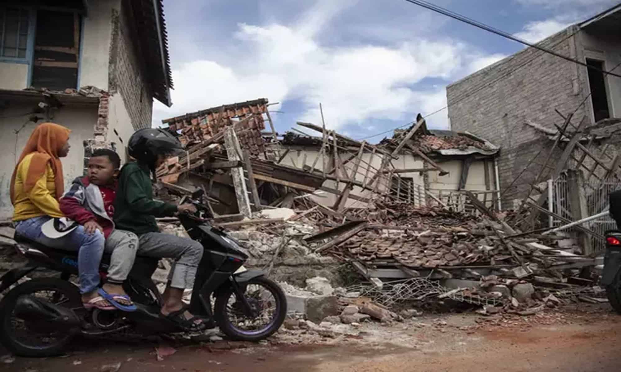 O sismo atingiu Cianjur, cerca de 75 km a sudeste da capital, Jacarta, a uma profundidade de 10 km
Foto: Reuters
