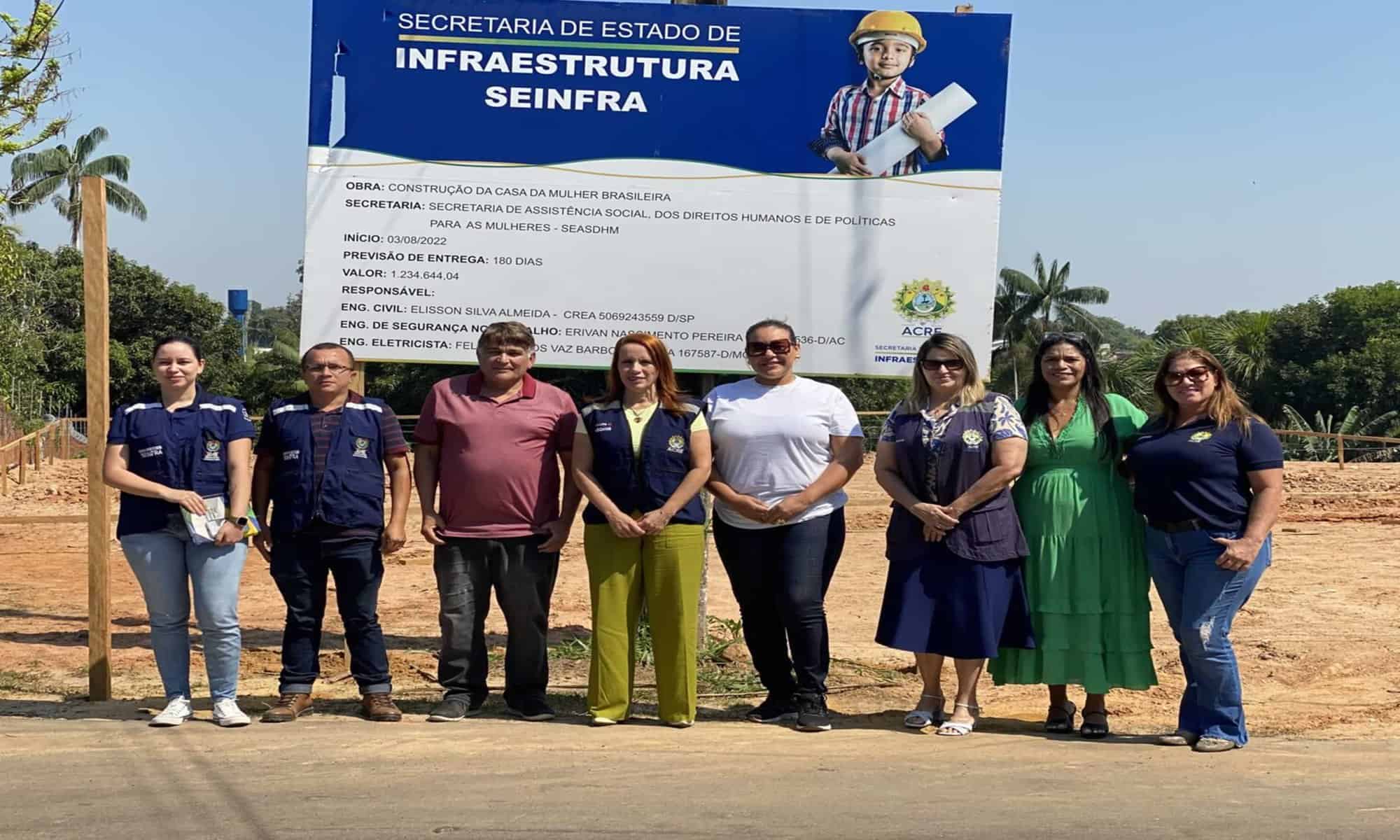 Secretária Ana Paula Lima e equipe da Seinfra, em visita ao terreno onde será construída a Casa da Mulher Brasileira. Foto: cedida