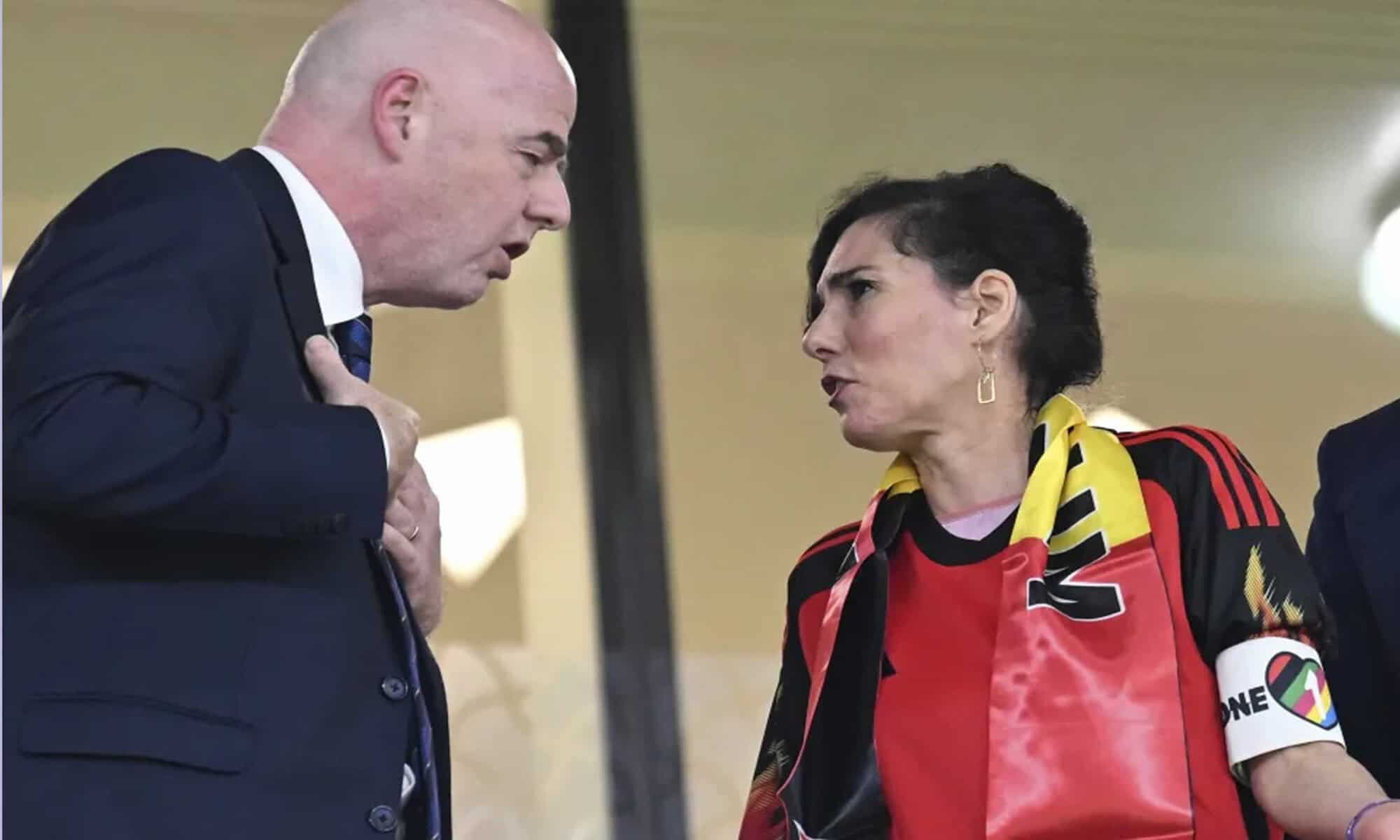 13 Ministra da Bélgica usou braçadeira "One Love" ao lado do presidente da Fifa ( Photo by Vincent Kalut / Photo News via Getty Images)