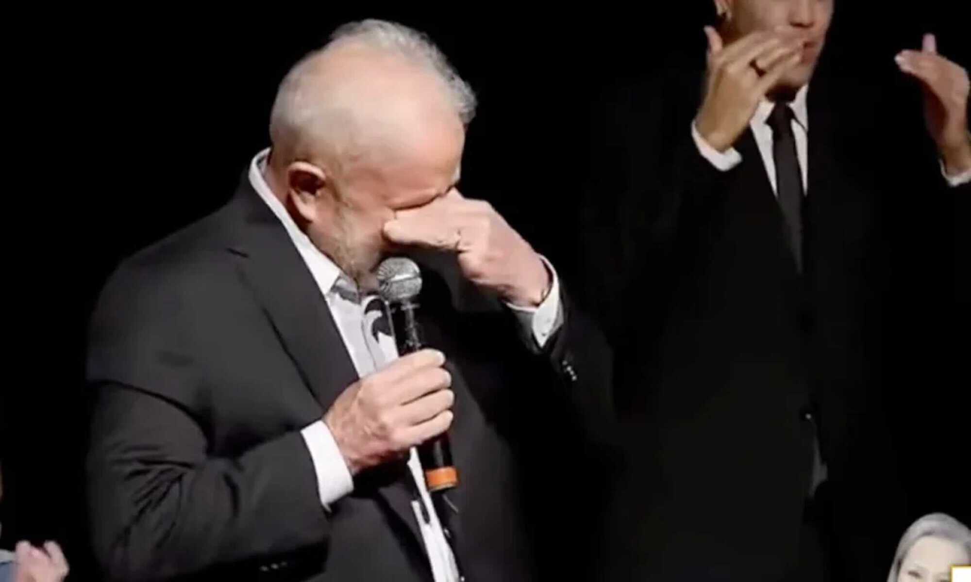14 Lula se emociona durante discurso (Reprodução/Transmissão do PT)
