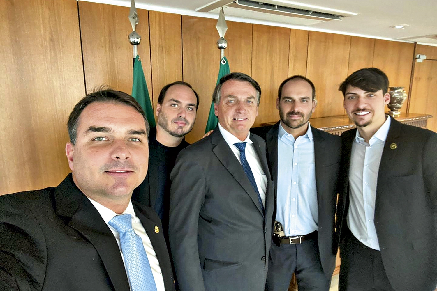 ABRE-JAIR-BOLSONARO-FILHOS-2022-01.jpg ABRE-JAIR-BOLSONARO-FILHOS-2022-01.jpg