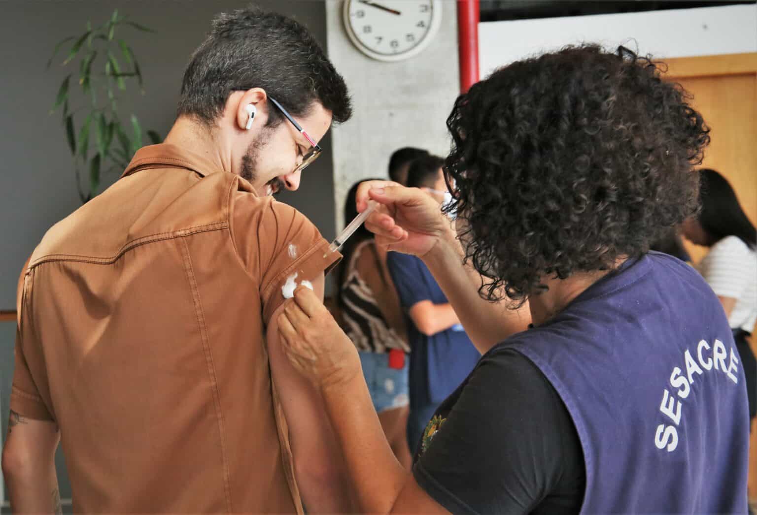 Acao-de-vacinacao-na-OCA.-Foto-Odair-Leal-6-1536×1046 Acao-de-vacinacao-na-OCA.-Foto-Odair-Leal-6-1536x1046