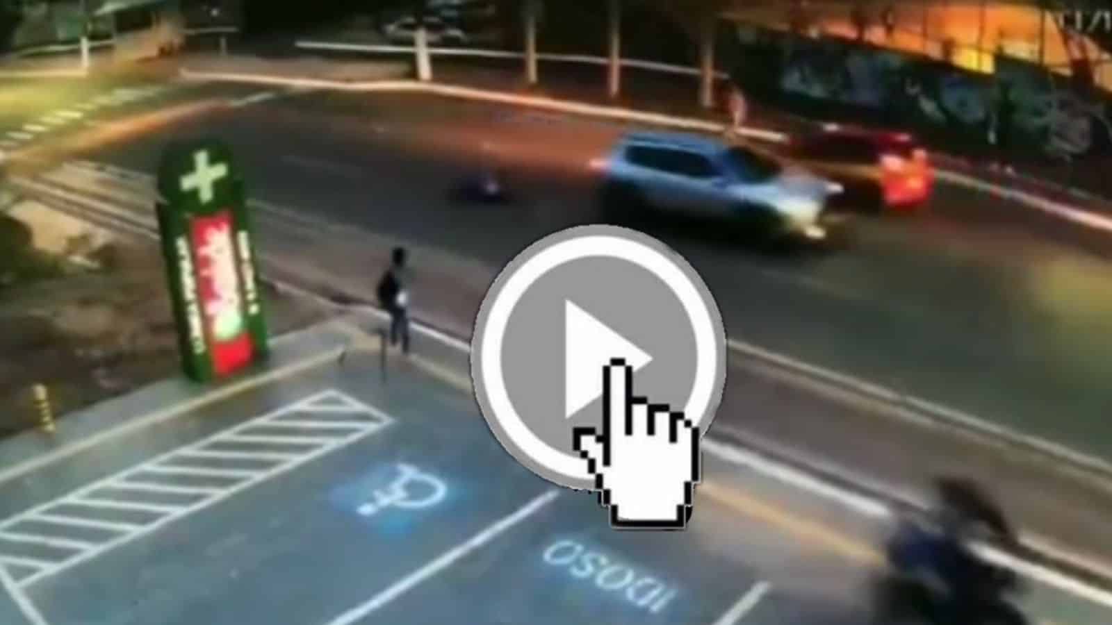 Vídeo mostra menino de 11 anos sendo atropelado após sair da escola no AC; ele segue em estado grave — Foto: Reprodução