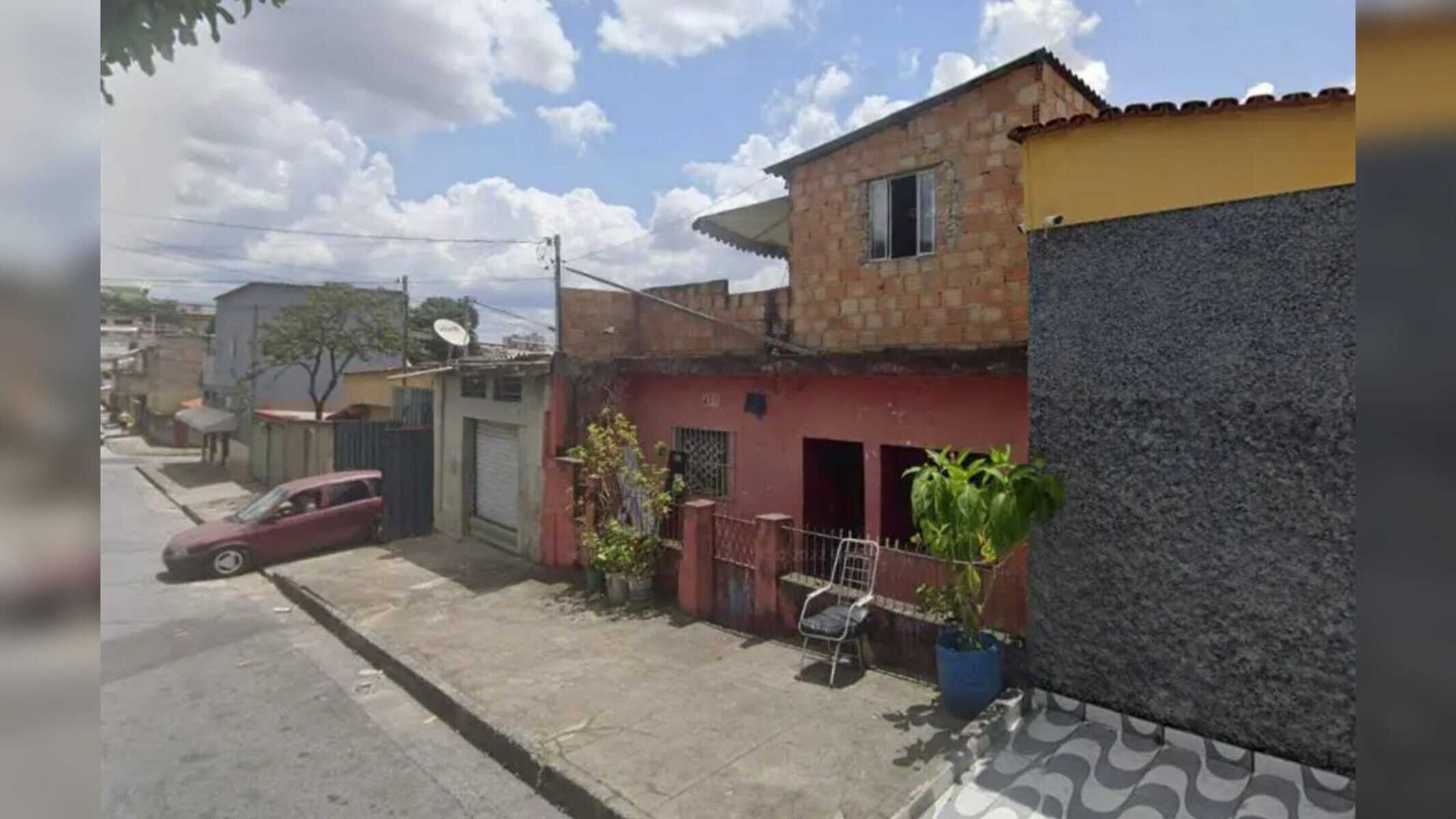 Picsart_22-11-01_16-05-30-989 Suspeito foi achado tentando invadir o 2º andar do imóvel das vítimas, na rua Rita Marcelina no bairro Boa Vista — Foto: REPRODUÇÃO/GOOGLE STREET VIEW