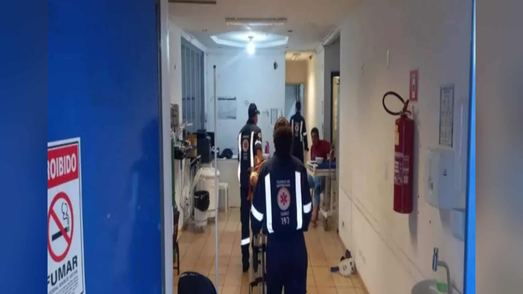 Homem que esfaqueou a tia foi levado ao Hospital da Vida (Foto: Leandro Holsbach)