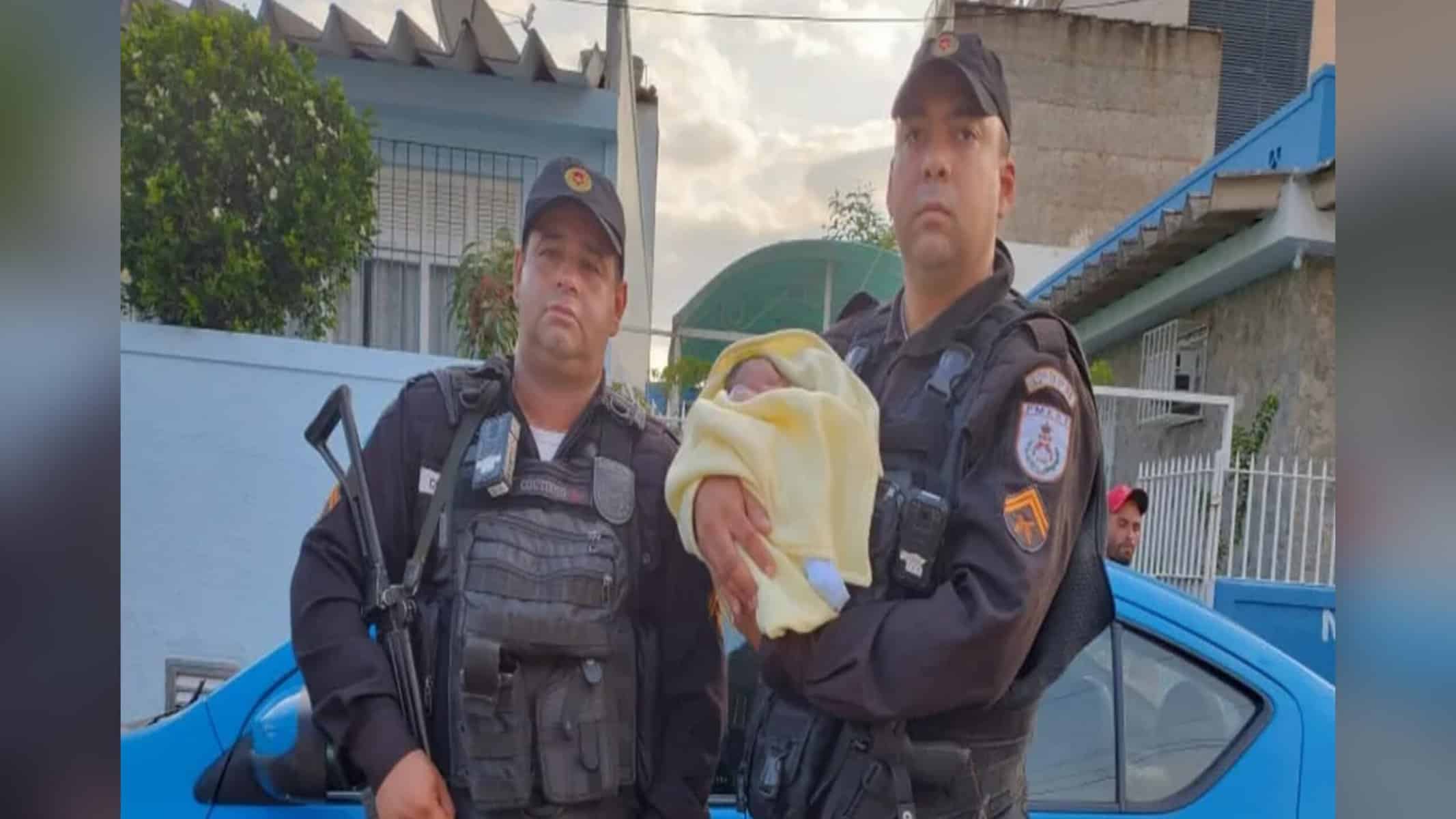 Agentes da Polícia Militar resgataram a criança após serem acionados por moradores em Macaé — Foto: Polícia Militar