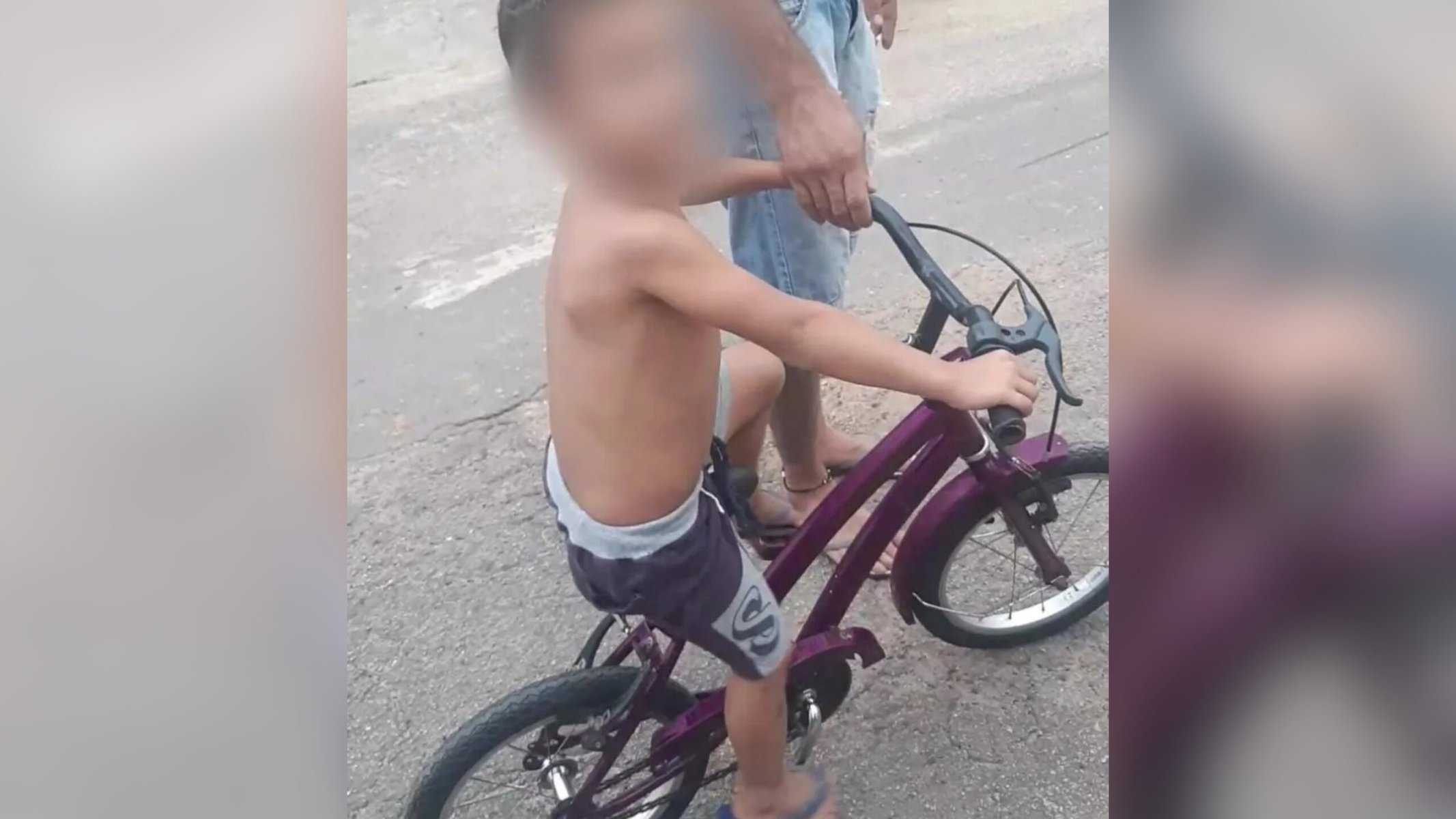 Após passar 5 dias em abrigo, menino resgatado ao atravessar ponte sozinho de bicicleta no AC volta pra casa — Foto: Arquivo pessoal