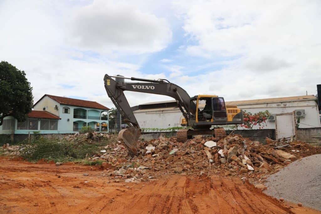 WhatsApp-Image-2022-11-23-at-12.39.35-PM-1024×682 Escavadeira hidráulica deposita material nos caminhões caçamba da autarquia. Foto: Egídio Roque/Deracre