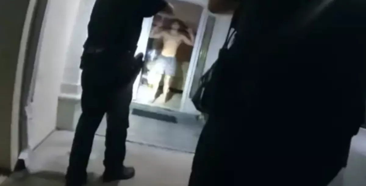 Jovem mata avó, tenta estrangular pai e ataca policiais (Foto: reprodução/Youtube)