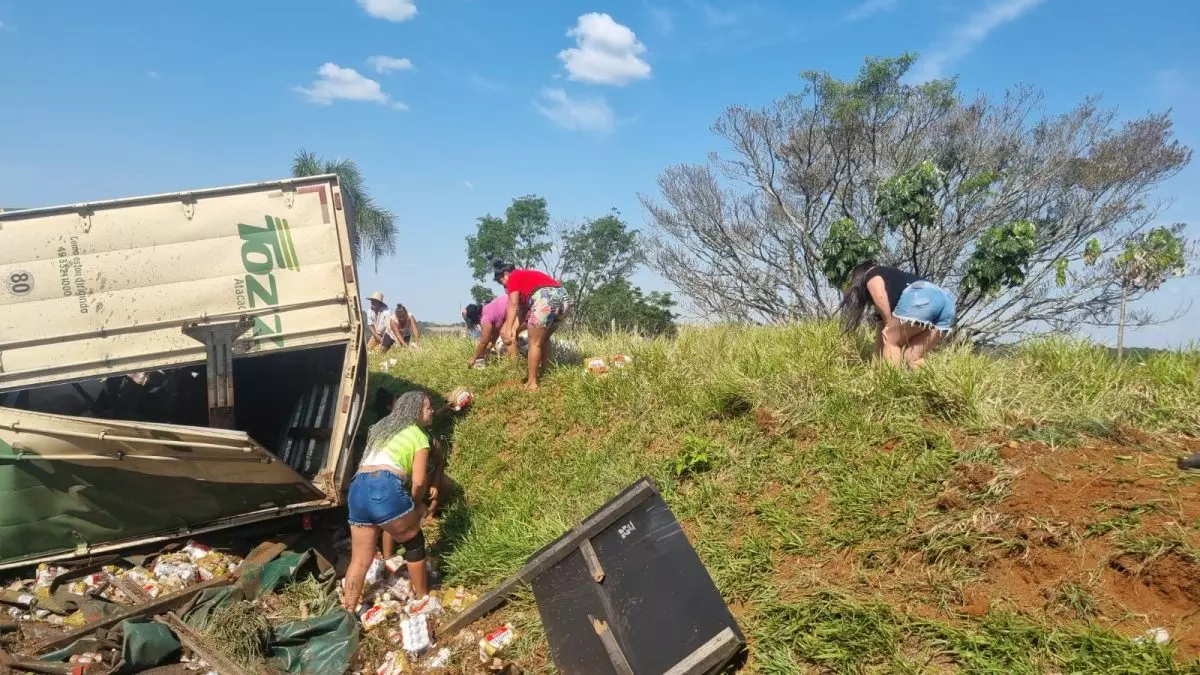 PRF prendeu duas pessoas que estavam saqueando caminhão tombado com carga de cervejas. (Foto: Divulgação / PRF)