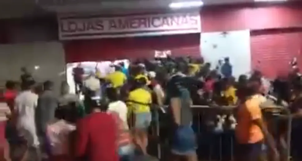 Em Cruzeiro do Sul, houve tumulto na entrada da loja — Foto: Reprodução