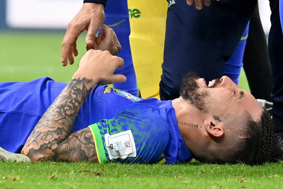 000-32xw4wd Alex Telles se machucou durante jogo da seleção brasileira contra Camarões — Foto: AFP
