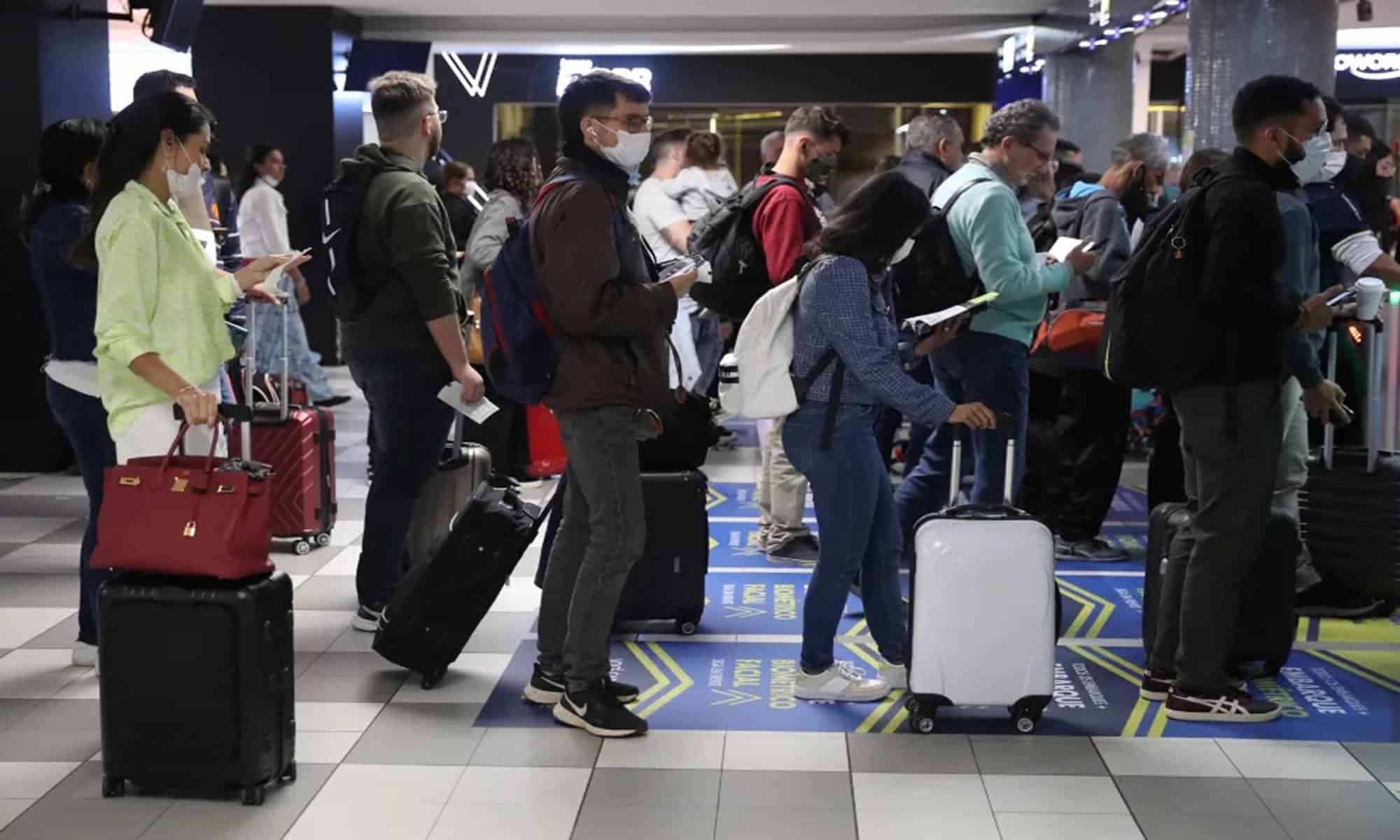 Greve dos aeroviários: fila de passageiros se forma no saguão do Aeroporto de Congonhas