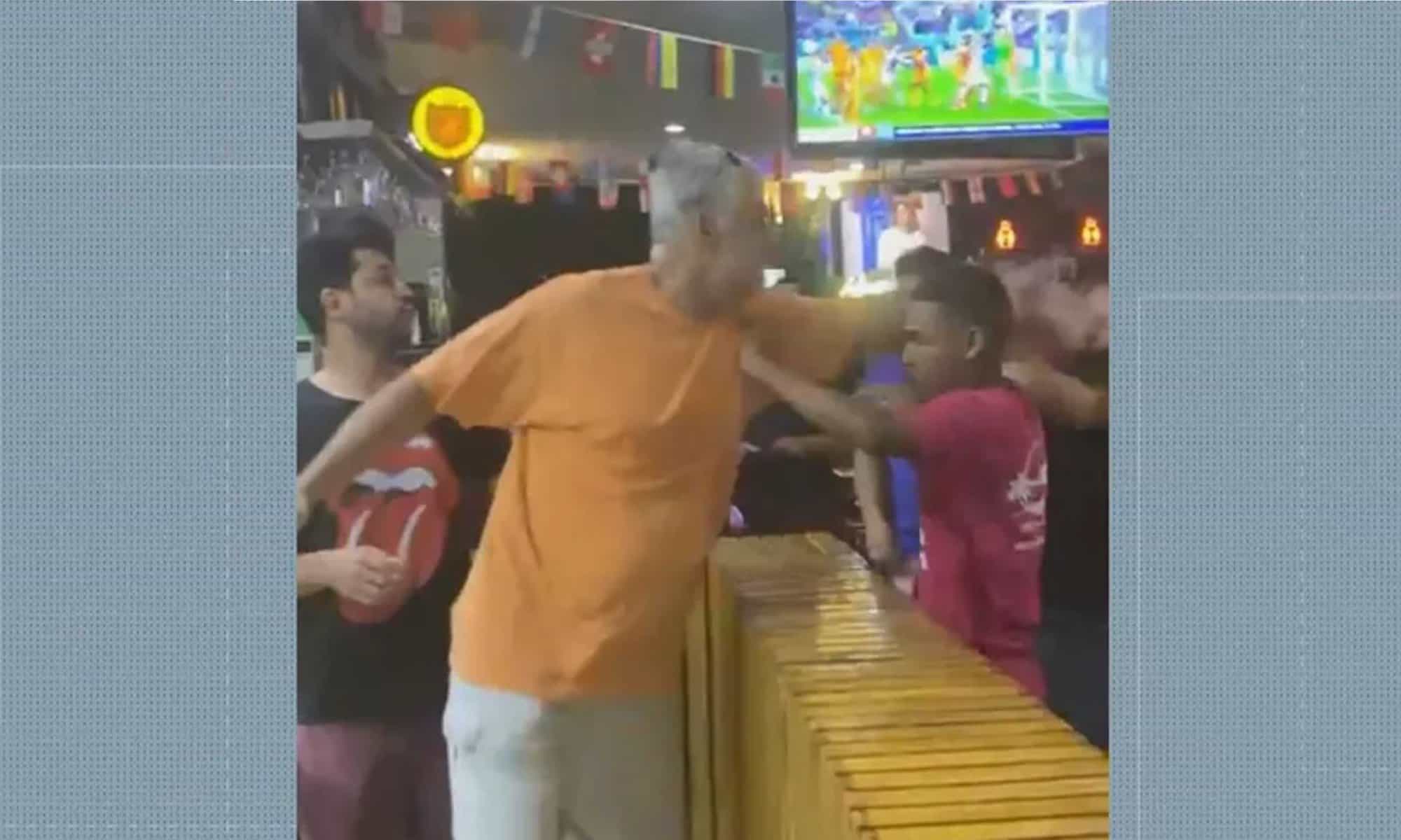 Homem agride mulher em confusão em restaurante na Urca, na Zona Sul do Rio — Foto: Reprodução/ TV Globo
