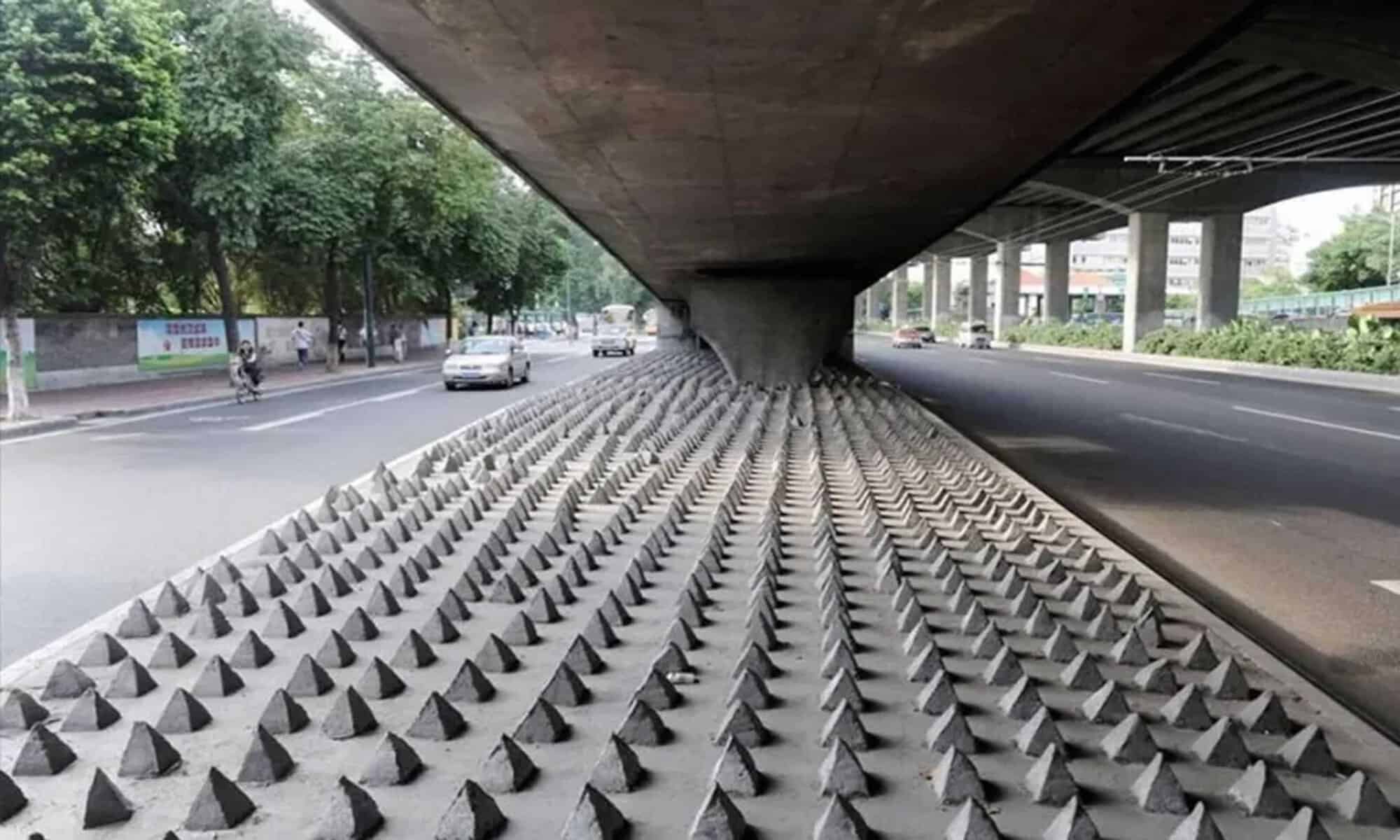 04 Pedras pontiagudas embaixo de viaduto são exemplo clássico do conceito “arquitetura hostil”. / Reprodução