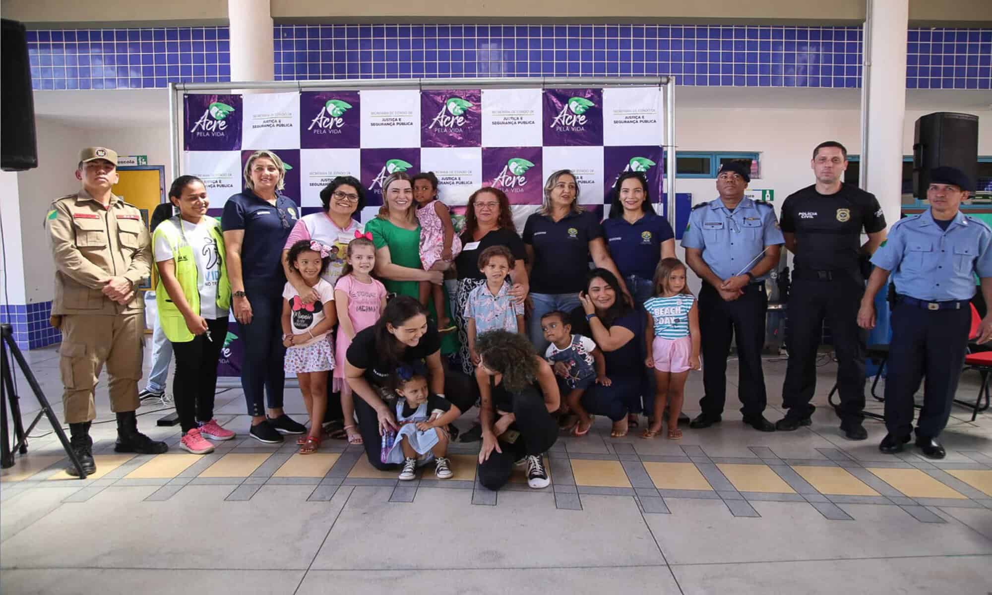 Representantes dos órgãos presentes no Dia da Família no Centro Educacional Infantil David Rodrigues. Foto: Dhárcules Pinheiro/Asscom Sejusp
