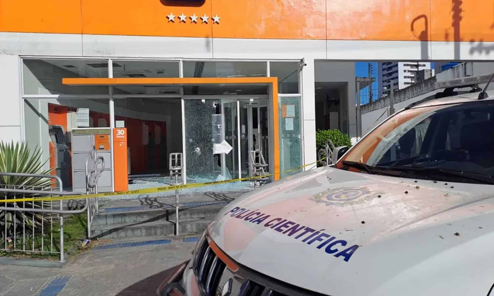 09 Veículo da Polícia Científica em frente a agência de banco alvo de tentativa de assalto com feridos no Recife — Foto: Luna Markman/TV Globo